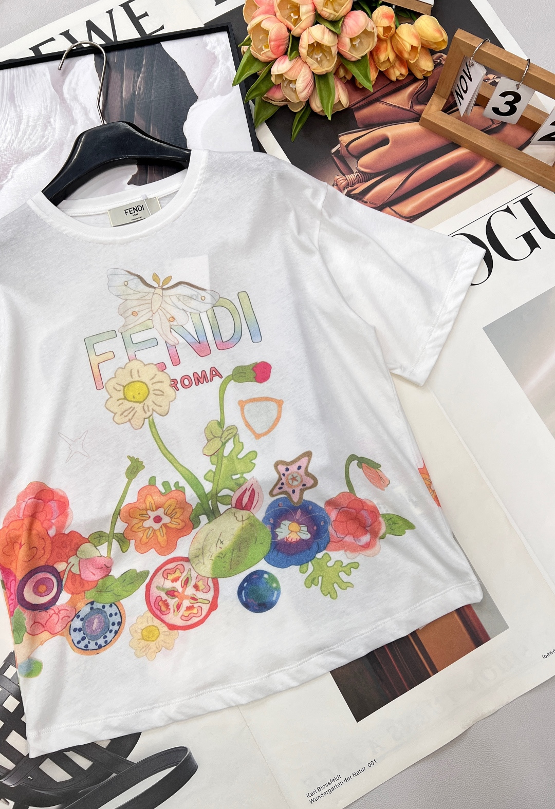 🆕FENDI 新款字母花卉印花短袖T恤,邂逅夏日浪漫,从这件FENDI开始。 以纯净白为底,手绘感的缤纷 🆕FENDI 新款字母花卉印花短袖T恤,邂逅夏日浪漫,从这件FENDI开始。 以纯净白为底,手绘感的缤纷