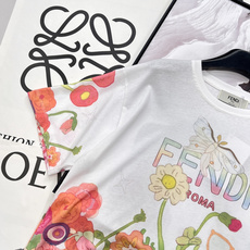 🆕FENDI 新款字母花卉印花短袖T恤,邂逅夏日浪漫,从这件FENDI开始。 以纯净白为底,手绘感的缤纷 🆕FENDI 新款字母花卉印花短袖T恤,邂逅夏日浪漫,从这件FENDI开始。 以纯净白为底,手绘感的缤纷