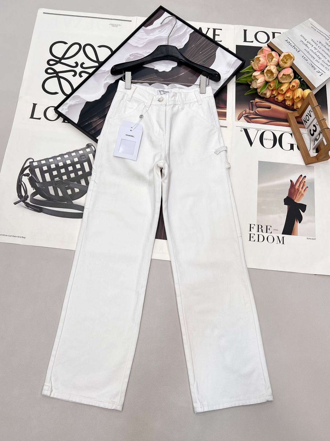 NO:734889,CHANEL26P Jennie's same style of white work jeans, a popular style with its own traffic, the same style of Jennie's will directly become a god!  The classic off-white tone comes with high-end soft light, making it an excellent choice to lighten up spring and summer looks. The iconic double C buttons are a low-key finishing touch, and the side utility pocket design has both a retro feel and practicality, perfectly balancing French elegance and street coolness. Made of crisp custom denim fabric, it feels soft but full of bones, and will not deform after long-term wear.  The high-waisted and wide-leg cut can be called a 'leg essence-making machine'. It can not only hide the fat on the waist and abdomen, but also elongate the ratio vertically, making the legs look straight and long. Whether it is paired with a classic CHANEL sweater to create a ladylike style, or combined with a simple T-shirt or a short top to create a relaxed feel, it can be easily controlled. These pants are the 'flow code' in the wardrobe, and the upper body has the same fashionable aura as Jennie. Complete with three standards, large quantities available. Size sml  Editor,,chanel,jeans,tees,t-shirt,19860909CHANEL26PJennie同款白色工装牛仔裤,自带流量的大爆款,Jennie同款直接封神！ 经典米白色调自带高级柔光,是点亮春夏造型的绝佳选择. 标志性的双C纽扣低调点睛,侧边工装口袋设计兼具复古感与实用性,完美平衡了法式优雅与街头酷感. 选用挺括的定制牛仔面料,手感柔软却筋骨十足,久穿不变形. 高腰阔腿剪裁堪称“腿精制造机”,不仅能藏住腰腹赘肉,还能纵向拉长比例,让双腿看起来又直又长. 无论是搭配CHANEL经典针织衫打造名媛风,还是和简约T恤、短款上衣组合出松弛感,它都能轻松驾驭. 这条裤子就是衣橱里的“流量密码”,上身即拥有Jennie同款的时髦气场.三标齐全,大货出 尺码sml 编,,chanel,jeans,tees，t-shirt,,Women's clothing