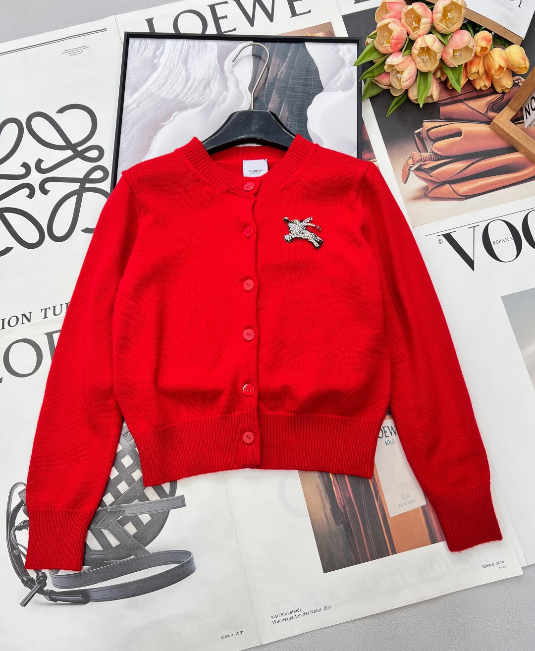 NO:734935,BURBERRY beaded war horse logo knitted cardigan, with a touch of rich red, is the finishing touch to brighten up the autumn and winter wardrobe, and is also an excellent choice for the festive atmosphere. It is made of fine and soft knitted fabrics, which is skin-friendly and warm to the touch. The right thickness is suitable for wearing alone in spring and autumn or layering in autumn and winter. The classic round neck and single-breasted design are simple and neat, and the loose fit is very friendly to all body shapes.  The iconic war horse logo on the chest is hand-beaded, and the contrasting black and white beads shine brightly on the red body. The details show the brand's ingenuity and luxurious texture. Whether it is paired with jeans for a relaxed daily feel, or combined with a skirt for an elegant commuting style, this cardigan can be easily controlled. It is not only a warm item, but also an atmospheric weapon that enhances the sophistication of the look. Complete with three standards, large shipments. Size sml code B,, burberry, skirts, jeans,19860909BURBERRY 订珠战马徽标针织开衫,一抹浓郁的正红,是点亮秋冬衣橱的点睛之笔,也是节日氛围的绝佳选择. 精选细腻软糯的针织面料,触感亲肤保暖,恰到好处的厚度适合春秋单穿或秋冬叠搭. 经典圆领与单排扣设计简约利落,宽松版型对各种身形都十分友好. 胸前的标志性战马徽标采用手工订珠工艺,黑白撞色的珠饰在红色衣身上熠熠生辉,细节处尽显品牌匠心与奢华质感. 无论是搭配牛仔裤打造松弛感日常,还是与半裙组合出优雅通勤风,这件开衫都能轻松驾驭. 它不仅是一件保暖单品,更是提升造型精致度的氛围感利器.三标齐全,大货出 尺码sml 编码B,,burberry,skirts,jeans,,Women's clothing