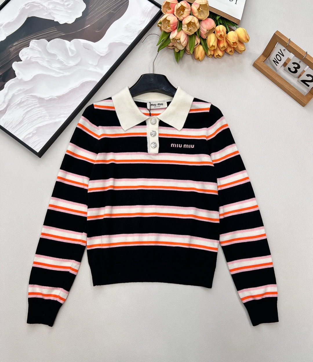 NO:734921,New early spring MIU MIU contrasting striped POLO lapel sweater, lazy style retro pullover knitted top, girly style, age-reducing and fashionable!  The style is versatile and not picky. It has a retro literary and artistic atmosphere, refreshing and free of impurities. It is so beautiful that it is suitable for autumn and winter atmosphere. It has a retro charm and is comfortable to wear. It is classic, very wearable, and has a lazy and casual atmosphere. It has gentle healing properties in both touch and vision. It has three standards and is available in bulk. Size sml code,, miumiu, sweaters,19860909早春新款 MIU MIU撞色条纹POLO翻领针织衫毛衣 慵懒风复古套头针织上衣,少女风减龄又时髦！版型百搭不挑人. 复古文艺的气息,清清爽爽不带杂质.简直美到飞起,都炒鸡适合秋冬氛围.复古有韵味,穿的舒服就无需多言 经典,实穿性很高,敲有慵懒随性氛围的毛衣～无论是触感还是视觉都自带温柔治愈属性～三标齐全,大货出 尺码sml 编码,,miumiu,sweaters,,Women's clothing