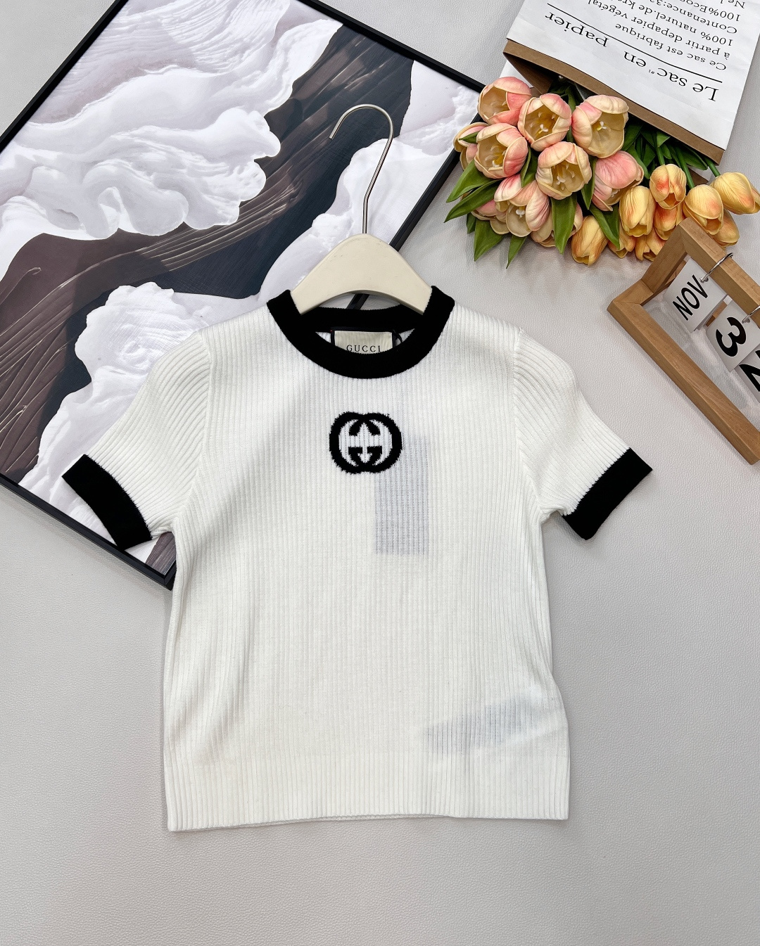 NO:734915,Gucci's new monogram jacquard knitted short-sleeves are classic and never go out of style. This G knitted short-sleeved shirt is the best proof. It is made of fine pitted knitted fabric and has its own elasticity. The upper body fits the body shape without any sense of restraint. It is skin-friendly and breathable, allowing you to wear it comfortably from spring and summer to early autumn.  The iconic double G letter jacquard is located in the center of the chest, and the classic color matching of black and white makes the brand more recognizable. The round collar and cuffs with contrasting colors add exquisite details to the simplicity. Available in black, white, and pink colors - the black model is low-key and cool, easily creating a casual and high-end sense - the white model is fresh and clean, and is the universal match in the wardrobe - the pink model is gentle and tender, with a sweet girl atmosphere  Whether paired with high-waisted jeans for a relaxed everyday look, or paired with a skirt for a sophisticated commuting style, it can be perfectly matched. One piece can support your summer style, and it is a versatile item worth buying. It has three standards!  Big shipment, size sml code,,gucci,gucci,skirts,jeans,T-shirt,19860909Gucci新款字母提花针织短袖,经典永不过时,这件G家针织短袖就是最好的证明. 它采用细腻坑条针织面料,自带弹力,上身贴合身形却毫无束缚感.亲肤透气的特质,让你从春夏穿到早秋都舒适自在. 标志性的双G字母提花位于胸口正中,黑与白的经典配色,让品牌辨识度拉满.撞色包边的圆领与袖口,在简约中增添了精致细节. 黑、白、粉三色可选 - 黑色款低调酷飒,轻松打造随性高级感 - 白色款清新干净,是衣橱里的万能搭配王 - 粉色款温柔显嫩,自带甜妹氛围感 无论是搭配高腰牛仔裤打造松弛感日常,还是配半裙走精致通勤风,它都能完美适配.一件就能撑起你的夏日穿搭格调,是值得入手的百搭单品.三标齐全！大货出 尺码sml 编码,,gucci,gucci,skirts,jeans,T-shirt,,Women's clothing