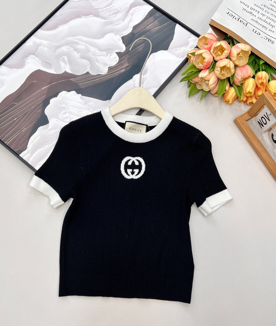 NO:734909,Gucci's new monogram jacquard knitted short-sleeves are classic and never go out of style. This G knitted short-sleeved shirt is the best proof. It is made of fine pitted knitted fabric and has its own elasticity. The upper body fits the body shape without any sense of restraint. It is skin-friendly and breathable, allowing you to wear it comfortably from spring and summer to early autumn.  The iconic double G letter jacquard is located in the center of the chest, and the classic color matching of black and white makes the brand more recognizable. The round collar and cuffs with contrasting colors add exquisite details to the simplicity. Available in black, white, and pink colors - the black model is low-key and cool, easily creating a casual and high-end sense - the white model is fresh and clean, and is the universal match in the wardrobe - the pink model is gentle and tender, with a sweet girl atmosphere  Whether paired with high-waisted jeans for a relaxed everyday look, or paired with a skirt for a sophisticated commuting style, it can be perfectly matched. One piece can support your summer style, and it is a versatile item worth buying. It has three standards!  Bulk shipment, size sml code G,,gucci,gucci,skirts,jeans,T-shirt,19860909Gucci新款字母提花针织短袖,经典永不过时,这件G家针织短袖就是最好的证明. 它采用细腻坑条针织面料,自带弹力,上身贴合身形却毫无束缚感.亲肤透气的特质,让你从春夏穿到早秋都舒适自在. 标志性的双G字母提花位于胸口正中,黑与白的经典配色,让品牌辨识度拉满.撞色包边的圆领与袖口,在简约中增添了精致细节. 黑、白、粉三色可选 - 黑色款低调酷飒,轻松打造随性高级感 - 白色款清新干净,是衣橱里的万能搭配王 - 粉色款温柔显嫩,自带甜妹氛围感 无论是搭配高腰牛仔裤打造松弛感日常,还是配半裙走精致通勤风,它都能完美适配.一件就能撑起你的夏日穿搭格调,是值得入手的百搭单品.三标齐全！大货出 尺码sml 编码G,,gucci,gucci,skirts,jeans,T-shirt,,Women's clothing