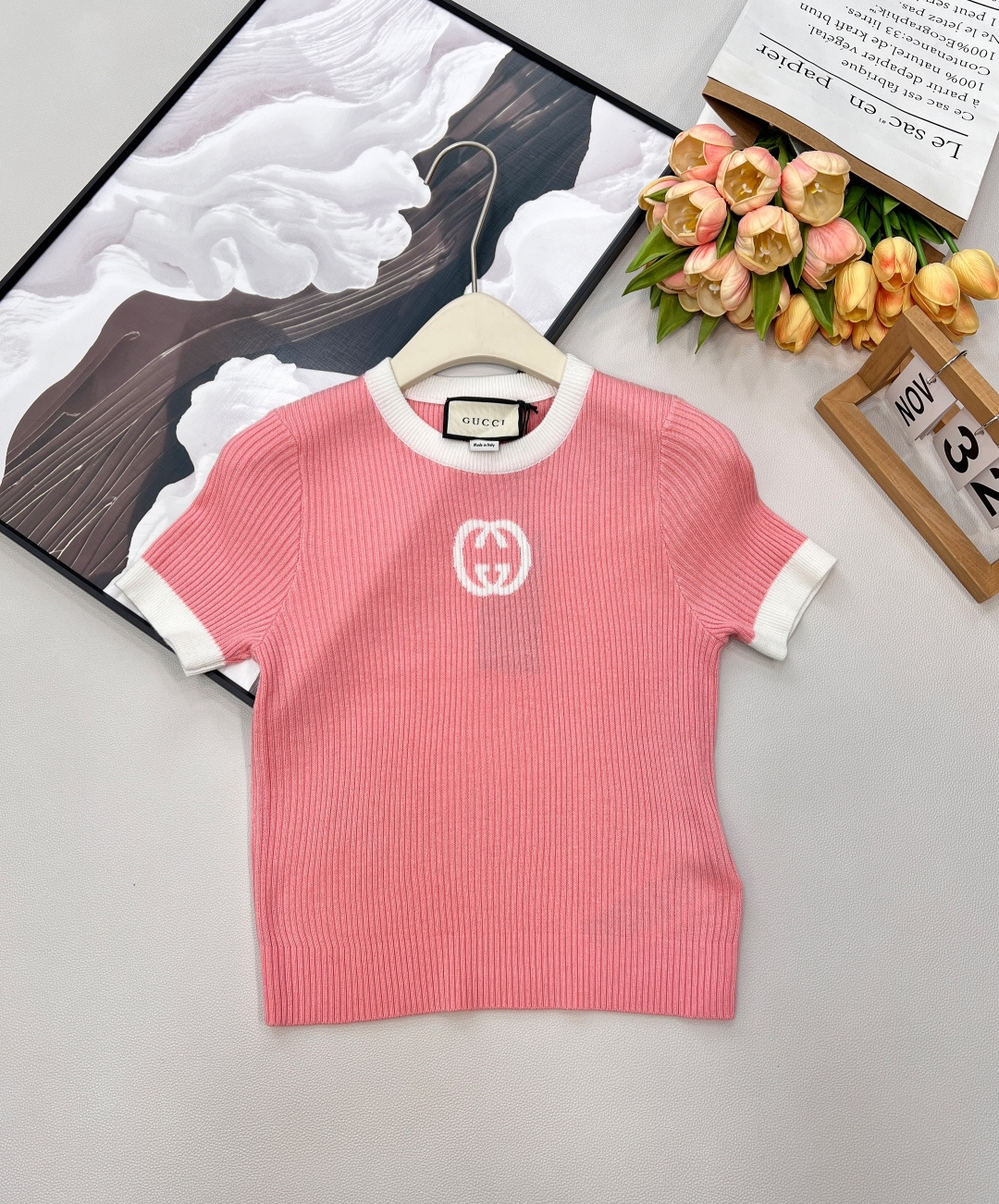 NO:734903,Gucci's new monogram jacquard knitted short-sleeves are classic and never go out of style. This G knitted short-sleeved shirt is the best proof. It is made of fine pitted knitted fabric and has its own elasticity. The upper body fits the body shape without any sense of restraint. It is skin-friendly and breathable, allowing you to wear it comfortably from spring and summer to early autumn.  The iconic double G letter jacquard is located in the center of the chest, and the classic color matching of black and white makes the brand more recognizable. The round collar and cuffs with contrasting colors add exquisite details to the simplicity. Available in black, white, and pink colors - the black model is low-key and cool, easily creating a casual and high-end sense - the white model is fresh and clean, and is the universal match in the wardrobe - the pink model is gentle and tender, with a sweet girl atmosphere  Whether paired with high-waisted jeans for a relaxed everyday look, or paired with a skirt for a sophisticated commuting style, it can be perfectly matched. One piece can support your summer style, and it is a versatile item worth buying. It has three standards!  Big shipment, size sml code,,gucci,gucci,skirts,jeans,T-shirt,19860909Gucci新款字母提花针织短袖,经典永不过时,这件G家针织短袖就是最好的证明. 它采用细腻坑条针织面料,自带弹力,上身贴合身形却毫无束缚感.亲肤透气的特质,让你从春夏穿到早秋都舒适自在. 标志性的双G字母提花位于胸口正中,黑与白的经典配色,让品牌辨识度拉满.撞色包边的圆领与袖口,在简约中增添了精致细节. 黑、白、粉三色可选 - 黑色款低调酷飒,轻松打造随性高级感 - 白色款清新干净,是衣橱里的万能搭配王 - 粉色款温柔显嫩,自带甜妹氛围感 无论是搭配高腰牛仔裤打造松弛感日常,还是配半裙走精致通勤风,它都能完美适配.一件就能撑起你的夏日穿搭格调,是值得入手的百搭单品.三标齐全！大货出 尺码sml 编码,,gucci,gucci,skirts,jeans,T-shirt,,Women's clothing