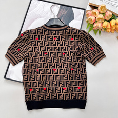 🆕Fendi 2026早春限定老花爱心针织短袖,经典FF老花满印邂逅俏皮爱心刺绣,美拉德棕调自带复古氛围 🆕Fendi 2026早春限定老花爱心针织短袖,经典FF老花满印邂逅俏皮爱心刺绣,美拉德棕调自带复古氛围