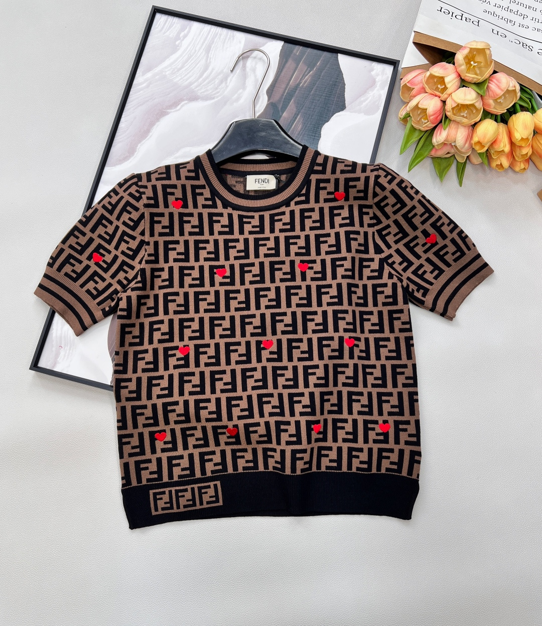 NO:735483,Fendi 2026 early spring limited edition presbyopia love knitted short sleeves, classic FF presbyopia all-over printing meets playful love embroidery, Maillard brown tone has a retro atmosphere, welding romance and high-end directly on the body - The iconic presbyopia all-over FF letters continue the brand's classic recognition, locking the sense of luxury at a glance. - Love embellishments and scattered small red heart embroidery break the presbyopia's calmness, sweet but not greasy, suitable for daily dating and commuting. -  The knitted fabric has a soft, waxy and breathable texture. It has a stiff silhouette and is comfortable to wear next to the skin. The Maillard color is not picky, and it goes well with jeans and skirts. - Versatile and friendly to all body types, it is an evergreen style that should be kept in the wardrobe. Complete with three standards, large quantities are shipped. Sizes sml code, fendi, skirts, jeans, T-shirt,19860909Fendi 2026早春限定老花爱心针织短袖,经典FF老花满印邂逅俏皮爱心刺绣,美拉德棕调自带复古氛围感,把浪漫和高级感直接焊在身上 - 标志性老花满印FF字母延续品牌经典辨识度,一眼锁定高级感. - 爱心点缀散落的小红心刺绣打破老花的沉稳,甜而不腻,适配日常约会、通勤多场景. - 针织质感软糯透气的针织面料,自带挺括版型,贴身穿亲肤舒适,美拉德色系不挑皮,搭配牛仔裤、半裙都出彩. - 百搭不挑人对各种身材友好,是衣柜里闭眼入的常青款.三标齐全,大货出 尺码sml 编码,,fendi,skirts,jeans,T-shirt,,Women's clothing