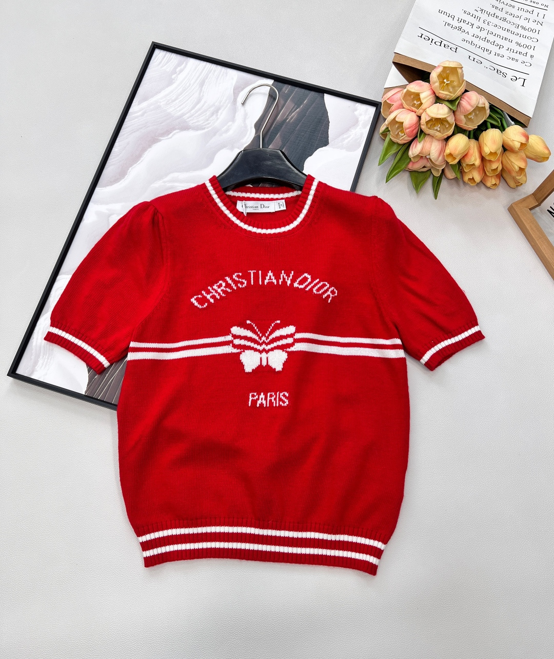 NO:735478,Dior 2026 early spring limited edition pure red knitted short-sleeves. The bright red comes with a high-light filter, which brings the New Year atmosphere and French elegance to the body. It is an indispensable eye-catching shirt in the wardrobe. - A bright red that shows whiteness and redness without picking on the skin tone. The yellow leather upper body directly brightens up one degree. Wear it during the New Year, dates, and parties to bring out the halo of the protagonist. - The details highlight the 'CHRISTIAN' on the chest.  DIOR' letters and butterfly jacquard are exquisite and smart, and the double white strip decoration echoes the collar and cuffs, which is simple and effortlessly high-end. - The skin-friendly soft and waxy knitted fabric is soft to the touch, comfortable and breathable when worn next to the body, and the round neck + short-sleeved version is suitable for layering or wearing alone in spring and summer. -  Versatile, it can be paired with jeans to create a casual French style, or it can be paired with a skirt to go the sophisticated lady route. It is an evergreen style that can be worn in daily life and occasions. Complete with three standards, large quantities are shipped. Sizes are sml, dior, skirts, jeans, T-shirt,19860909Dior 2026早春限定正红针织短袖,明艳正红自带高光滤镜,把新年氛围感和法式优雅穿在身上,是衣橱里不可或缺的吸睛战袍 - 显白正红不挑肤色的明艳正红色,黄皮上身直接提亮一个度,新年、约会、聚会穿它自带主角光环. - 细节点睛胸前“CHRISTIAN DIOR”字母与蝴蝶提花精致灵动,双白条装饰呼应领口袖口,简约中透着毫不费力的高级感. - 亲肤质感软糯针织面料触感柔软,贴身穿舒适透气,圆领+短袖版型适配春夏季叠穿或单穿. - 百搭属性可搭配牛仔裤打造随性法式风,也能配半裙走精致名媛路线,是日常和场合都能打的常青款.三标齐全,大货出 尺码sml 编,,dior,skirts,jeans,T-shirt,,Women's clothing