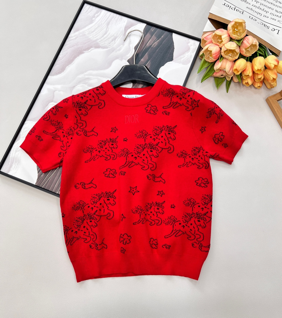 NO:735473,Dior 2026 Early Spring limited edition pure red all-over knitted short-sleeves, with a true red base that brings a festive atmosphere. It combines the enthusiasm of the New Year and French playfulness into one piece of clothing. It is an eye-catching and pleasing atmosphere item for the beginning of spring. - The bright red color of the festival has its own high-gloss properties. Wearing it during the New Year and parties will bring good luck. The yellow leather upper body directly brightens the skin tone and fills the sense of vitality. -  The playful all-over black line-drawing pattern is smart and childlike. The lines of stars, flowers, and small animals break the monotony of solid colors. It is sweet but not greasy, age-reducing and fashionable. - The 'DIOR' logo is embossed on the chest in a low-key and exquisite manner, which is exquisite and unobtrusive. It instantly upgrades the overall texture and makes the details ecstatic. -  Skin-friendly and versatile soft waxy knitted fabric is skin-friendly and breathable. The round neck and short-sleeved version is suitable for wearing alone or layered in spring and summer. It can be lively with jeans or elegant with skirts. It can be used in various styles. Complete with three standards, large quantities are shipped. Sizes sml code, dior, skirts, jeans, T-shirt,19860909Dior 2026早春限定 正红满印针织短袖,自带节日氛围的正红基底,把新年的热烈和法式俏皮揉进一件衣服里,是开春吸睛又讨喜的氛围感单品 - 节日正红明艳正红自带高光属性,新年、聚会穿它自带好彩头,黄皮上身直接提亮肤色,元气感拉满. - 俏皮满印黑色线描式满印图案灵动又童趣,星星、花朵、小动物的线条打破纯色单调,甜而不腻,减龄又时髦. - 低调精致胸前压印“DIOR”标识,精致不张扬,让整体质感瞬间升级,细节控狂喜. - 亲肤百搭软糯针织面料亲肤透气,圆领短袖版型适配春夏季单穿或叠穿,配牛仔裤活泼、搭半裙优雅,各种风格都能驾驭.三标齐全,大货出 尺码sml 编码,,dior,skirts,jeans,T-shirt,,Women's clothing