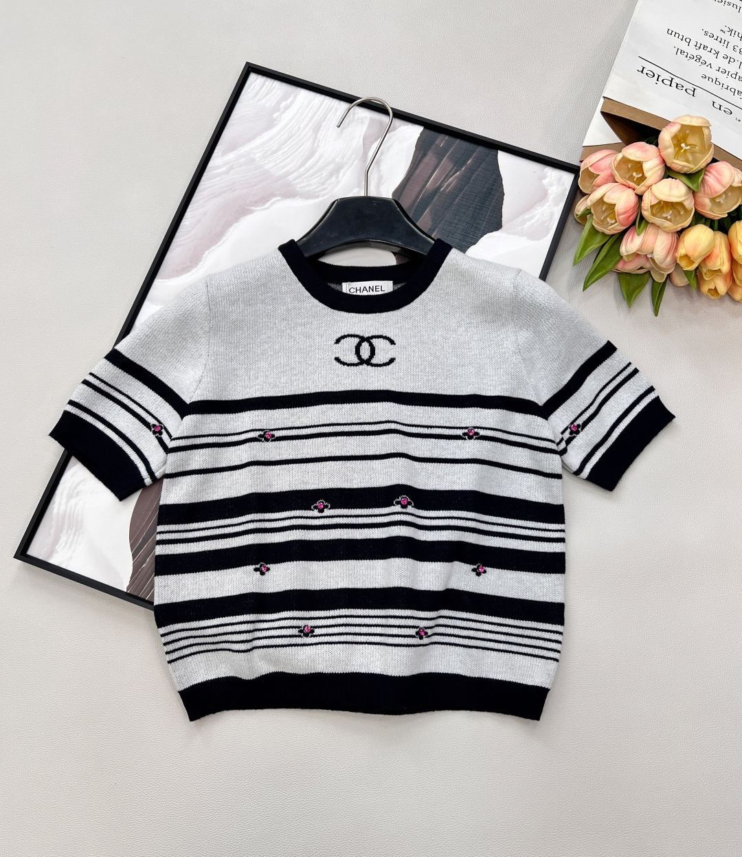 NO:735468,Chanel's 2026 early spring limited-edition striped knitted short-sleeve gives the classic black and white stripes a new twist. It uses exquisite details to turn a basic style into an atmospheric piece. It is an evergreen style that can be worn in the wardrobe with your eyes closed. - The layered stripes and the staggered black and white stripes bring a sense of visual breathing. The simple silhouette is friendly to all body types, and it is not picky but still hides the body. -  Smart pink diamonds Small pink diamonds are regularly distributed, shimmering with shreds in a low-key background, injecting sweetness into the calm stripes, making daily commuting not monotonous. - The neat and three-dimensional double C embroidery on the iconic double C chest is a high-end code for identifying goods at a glance. It is exquisite and unobtrusive, and the details are ecstatic. -  The versatile soft waxy knitted fabric is skin-friendly and breathable. The round neck and short-sleeved version is suitable for wearing alone or layered in spring and summer. It is casual and fashionable with jeans, elegant and refined with skirts, and can be seamlessly connected with various styles. Complete with three standards and two colors. Size sml code H,,chanel,skirts,jeans,T-shirt,19860909Chanel 2026早春限定条纹针织短袖,把经典黑白条纹玩出了新花样,用精致细节让基础款秒变氛围感神衣,是衣橱里闭眼入的常青款 - 层次条纹深浅错落的黑白条纹自带视觉呼吸感,简约廓形对各种身材都友好,不挑人还藏肉. - 灵动粉钻粉色小钻呈规律分布,在低调底色里闪着细碎光泽,给沉稳的条纹注入甜美元气,日常通勤不单调. - 标志性双C胸口工整立体的双C刺绣,是一眼识货的高级感暗号,精致不张扬,细节控狂喜. - 百搭属性软糯针织面料亲肤透气,圆领短袖版型适配春夏季单穿或叠穿,配牛仔裤随性时髦,搭半裙优雅精致,各种风格都能无缝衔接.三标齐全,两色出 尺码sml 编码H,,chanel,skirts,jeans,T-shirt,,Women's clothing