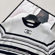 🆕Chanel 2026早春限定条纹针织短袖,把经典黑白条纹玩出了新花样,用精致细节让基础款秒变氛围感神 🆕Chanel 2026早春限定条纹针织短袖,把经典黑白条纹玩出了新花样,用精致细节让基础款秒变氛围感神