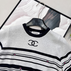 🆕Chanel 2026早春限定条纹针织短袖,把经典黑白条纹玩出了新花样,用精致细节让基础款秒变氛围感神 🆕Chanel 2026早春限定条纹针织短袖,把经典黑白条纹玩出了新花样,用精致细节让基础款秒变氛围感神
