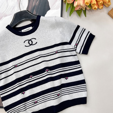 🆕Chanel 2026早春限定条纹针织短袖,把经典黑白条纹玩出了新花样,用精致细节让基础款秒变氛围感神 🆕Chanel 2026早春限定条纹针织短袖,把经典黑白条纹玩出了新花样,用精致细节让基础款秒变氛围感神