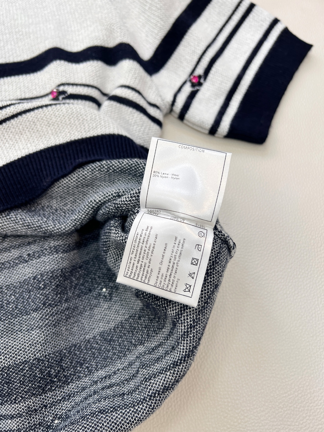 🆕Chanel 2026早春限定条纹针织短袖,把经典黑白条纹玩出了新花样,用精致细节让基础款秒变氛围感神 🆕Chanel 2026早春限定条纹针织短袖,把经典黑白条纹玩出了新花样,用精致细节让基础款秒变氛围感神