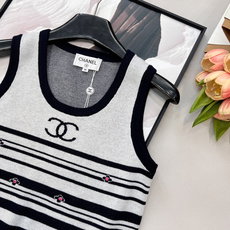 🆕Chanel 2026早春限定条纹针织背心,经典条纹遇上灵动粉钻,把基础款穿出了毫不费力的高级感,是春 🆕Chanel 2026早春限定条纹针织背心,经典条纹遇上灵动粉钻,把基础款穿出了毫不费力的高级感,是春