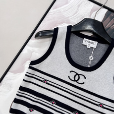 🆕Chanel 2026早春限定条纹针织背心,经典条纹遇上灵动粉钻,把基础款穿出了毫不费力的高级感,是春 🆕Chanel 2026早春限定条纹针织背心,经典条纹遇上灵动粉钻,把基础款穿出了毫不费力的高级感,是春