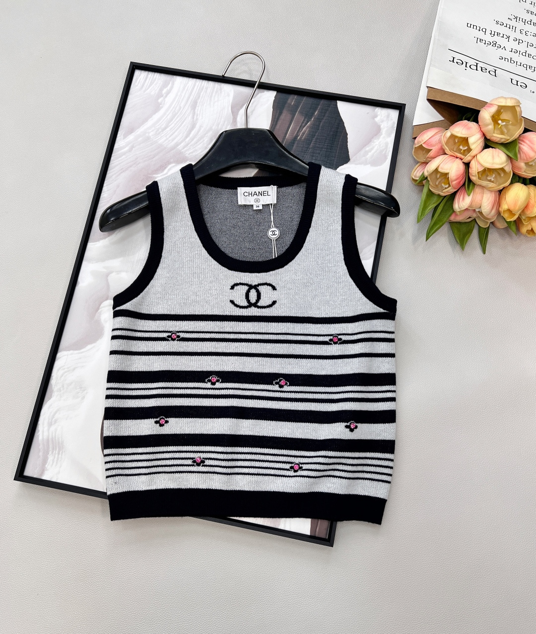 NO:735463,Chanel 2026 early spring limited edition striped knitted vest, classic stripes meet smart pink diamonds, making the basic style look effortlessly high-end. It is a versatile king that can be worn layered or worn alone in spring and summer. - The layered stripes and the staggered black and white stripes bring a sense of visual breathing. The simple and loose silhouette is friendly to all kinds of body types, hiding the flesh and making you look thinner. -  Smart pink diamonds Small pink diamonds are regularly distributed, shimmering with shreds in a low-key background, injecting sweetness into the calm stripes, making daily commuting not monotonous. - The neat and three-dimensional double C embroidery on the iconic double C chest is a high-end code for identifying goods at a glance. It is exquisite and unobtrusive, and the details are ecstatic. -  The versatile soft waxy knitted fabric is skin-friendly and breathable. The vest style is suitable for wearing alone in spring and summer, or layered with shirts and suit jackets, casual and fashionable with jeans, elegant and refined with skirts, all styles can be seamlessly connected. Three standards are complete, large quantities are shipped. Size sml code H,,chanel,skirts,jeans,jackets & coats,shirts,business suit,19860909Chanel 2026早春限定条纹针织背心,经典条纹遇上灵动粉钻,把基础款穿出了毫不费力的高级感,是春夏叠穿和单穿都能打的百搭王 - 层次条纹深浅错落的黑白条纹自带视觉呼吸感,简约宽松廓形对各种身材都友好,藏肉显瘦不挑人. - 灵动粉钻粉色小钻呈规律分布,在低调底色里闪着细碎光泽,给沉稳的条纹注入甜美元气,日常通勤不单调. - 标志性双C胸口工整立体的双C刺绣,是一眼识货的高级感暗号,精致不张扬,细节控狂喜. - 百搭属性软糯针织面料亲肤透气,背心版型适配春夏季单穿,或搭配衬衫、西装外套叠穿,配牛仔裤随性时髦,搭半裙优雅精致,各种风格都能无缝衔接.三标齐全,大货出 尺码sml 编码H,,chanel,skirts,jeans,jackets & coats,shirts,business suit,,Women's clothing