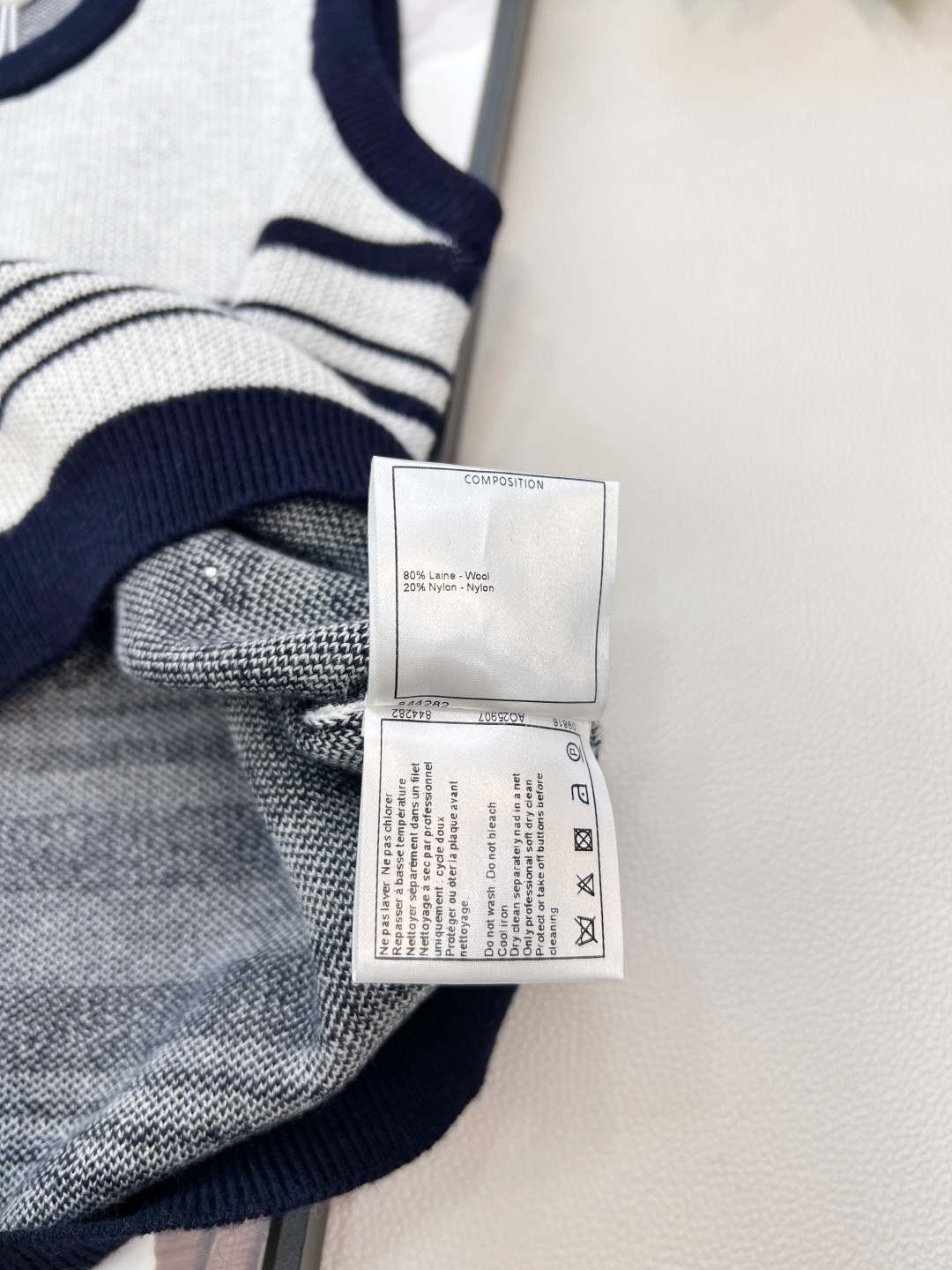 🆕Chanel 2026早春限定条纹针织背心,经典条纹遇上灵动粉钻,把基础款穿出了毫不费力的高级感,是春 🆕Chanel 2026早春限定条纹针织背心,经典条纹遇上灵动粉钻,把基础款穿出了毫不费力的高级感,是春