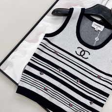 🆕Chanel 2026早春限定条纹针织背心,经典条纹遇上灵动粉钻,把基础款穿出了毫不费力的高级感,是春 🆕Chanel 2026早春限定条纹针织背心,经典条纹遇上灵动粉钻,把基础款穿出了毫不费力的高级感,是春