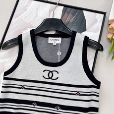 🆕Chanel 2026早春限定条纹针织背心,经典条纹遇上灵动粉钻,把基础款穿出了毫不费力的高级感,是春 🆕Chanel 2026早春限定条纹针织背心,经典条纹遇上灵动粉钻,把基础款穿出了毫不费力的高级感,是春