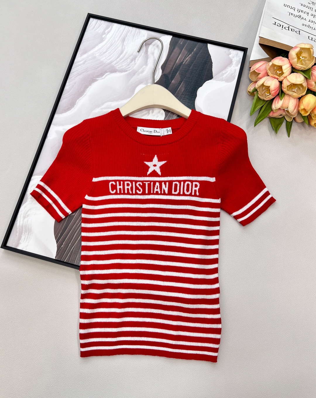 NO:735458,Dior 2026 early spring limited-edition striped knitted short-sleeves, classic stripes collide with American retro elements, blending French elegance and casual vitality into one piece of clothing. It is a must-have versatile item for spring and summer wardrobes - the two colors are bright and eye-catching red stripes, with a festive atmosphere, and the yellow leather upper body becomes white in seconds; the navy stripes are low-key and calm, can be used in daily commuting, and meet different style needs. - Details highlight the star print on the chest echoing 'CHRISTIAN'  'DIOR' letter logo, contrasting stripes on the cuffs, simplicity and ingenuity, making the basic style no longer monotonous. - The skin-friendly pitted knitted fabric is soft and breathable, has micro-elastic properties, and is comfortable and not tight when worn close to the body. The round-neck short-sleeved version is suitable for wearing alone or layered in spring and summer. -  Versatile, pair with jeans to create a casual French style. Pair with a skirt for a sophisticated socialite route. It can be easily used for daily commuting and weekend outings. It is an evergreen style that does not matter the occasion. Complete with three standards, large quantities are shipped. Size sml code D, dior, skirts, jeans, T-shirt,19860909Dior 2026早春限定条纹针织短袖,经典条纹撞上美式复古元素,把法式优雅和随性活力揉进一件衣服里,是春夏衣橱的刚需百搭款 - 双款配色正红条纹明艳吸睛,自带节日氛围感,黄皮上身秒显白；藏青条纹低调沉稳,通勤日常不出错,满足不同风格需求. - 细节亮点胸前星星印花呼应“CHRISTIAN DIOR”字母标识,袖口撞色条纹点缀,简约中透着巧思,让基础款不再单调. - 亲肤质感坑条针织面料柔软透气,自带微弹属性,贴身穿舒适不紧绷,圆领短袖版型适配春夏季单穿或叠穿. - 百搭属性配牛仔裤打造随性法式风,搭半裙走精致名媛路线,日常通勤、周末出街都能轻松驾驭,是不挑场合的常青款.三标齐全,大货出 尺码sml 编码D,,dior,skirts,jeans,T-shirt,,Women's clothing