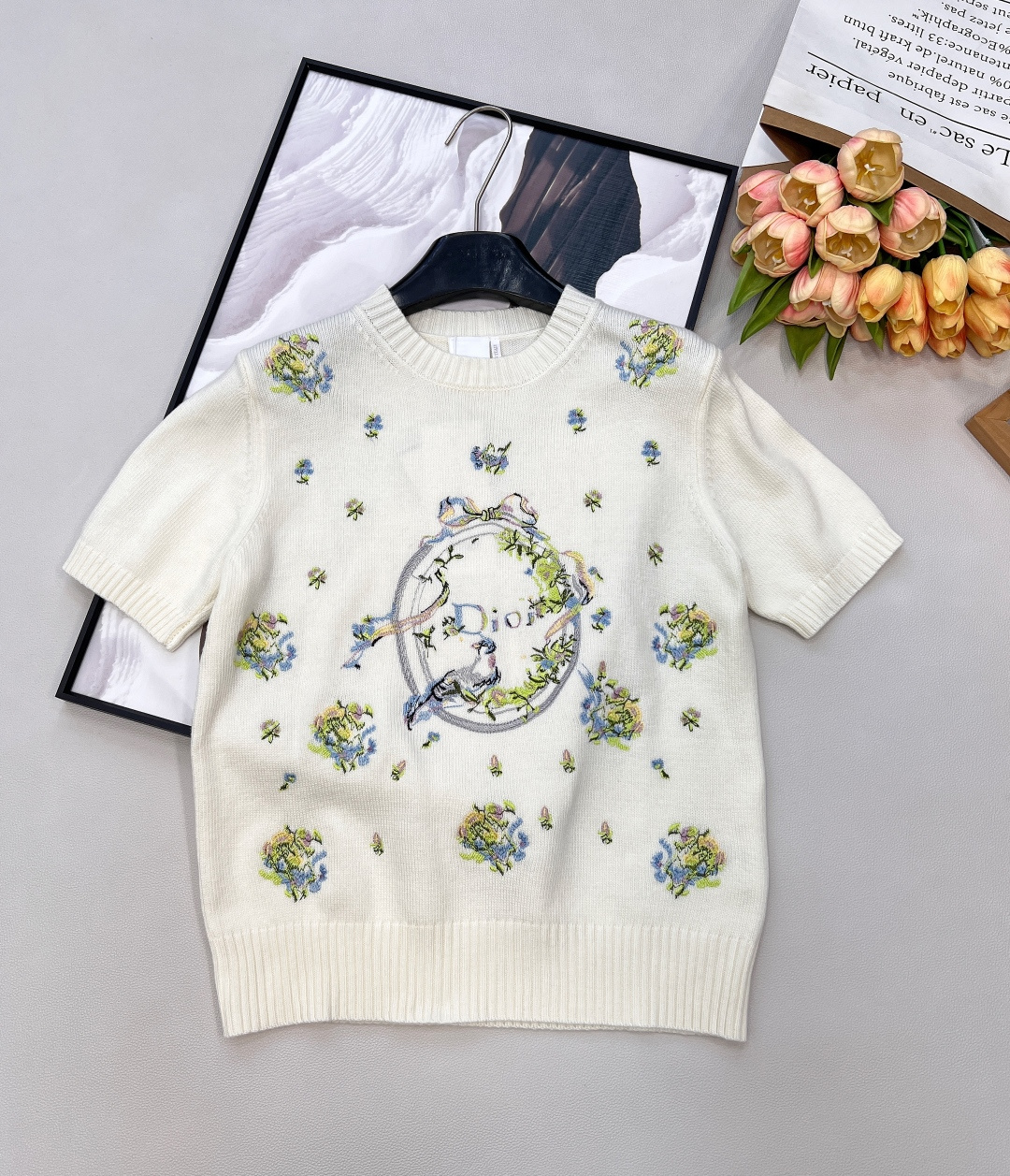 NO:735449,Dior 2026 early spring limited-edition floral embroidered knitted short-sleeve brings the spring garden into the sweater. The heavy-duty embroidery has its own oil painting texture, making it an atmospheric item that puts elegance on the body. - The heavy-duty embroidery of colorful flowers, bows and the brand's letter logo are intertwined into exquisite patterns. The three-dimensional embroidery technology is rich in layers, as if the spring flowers are worn on the body. The details are full of light luxury. -  The gentle off-white and pure off-white background color makes the embroidery colors more vivid. It doesn't care about skin color and it comes with a soft light filter, which can be easily controlled by yellow and white skin. - The soft and waxy knitted fabric with skin-friendly texture is breathable and comfortable. The round-neck and short-sleeved version is suitable for wearing alone or layered in spring and summer. It is close to the skin and will not make you sweat. -  Elegant and versatile jeans are a French girl with a sense of relaxation, and a skirt is a sophisticated lady style. It is perfectly suitable for daily commuting and dating for afternoon tea. It is a treasure item that enhances the style of dressing. Complete with three standards, large quantities are shipped. Sizes sml code, dior, skirts, jeans, T-shirt,19860909Dior 2026早春限定花卉刺绣针织短袖,把春日花园搬进针织衫里,重工刺绣自带油画质感,是把优雅穿在身上的氛围感单品 - 重工刺绣彩色花卉、蝴蝶结与品牌字母logo交织成精致图案,立体刺绣工艺层次丰富,仿佛把春日繁花穿在身上,细节里满是轻奢感. - 温柔米白纯净米白底色衬得刺绣色彩更灵动,不挑肤色还自带柔光滤镜,黄皮白皮都能轻松驾驭. - 亲肤质感软糯针织面料透气舒适,圆领短袖版型适配春夏季单穿或叠穿,贴身穿亲肤不闷汗. - 优雅百搭配牛仔裤是松弛感满满的法式少女,搭半裙则是精致名媛风,日常通勤、约会下午茶都能完美适配,是提升穿搭格调的宝藏单品.三标齐全,大货出 尺码sml 编码,,dior,skirts,jeans,T-shirt,,Women's clothing