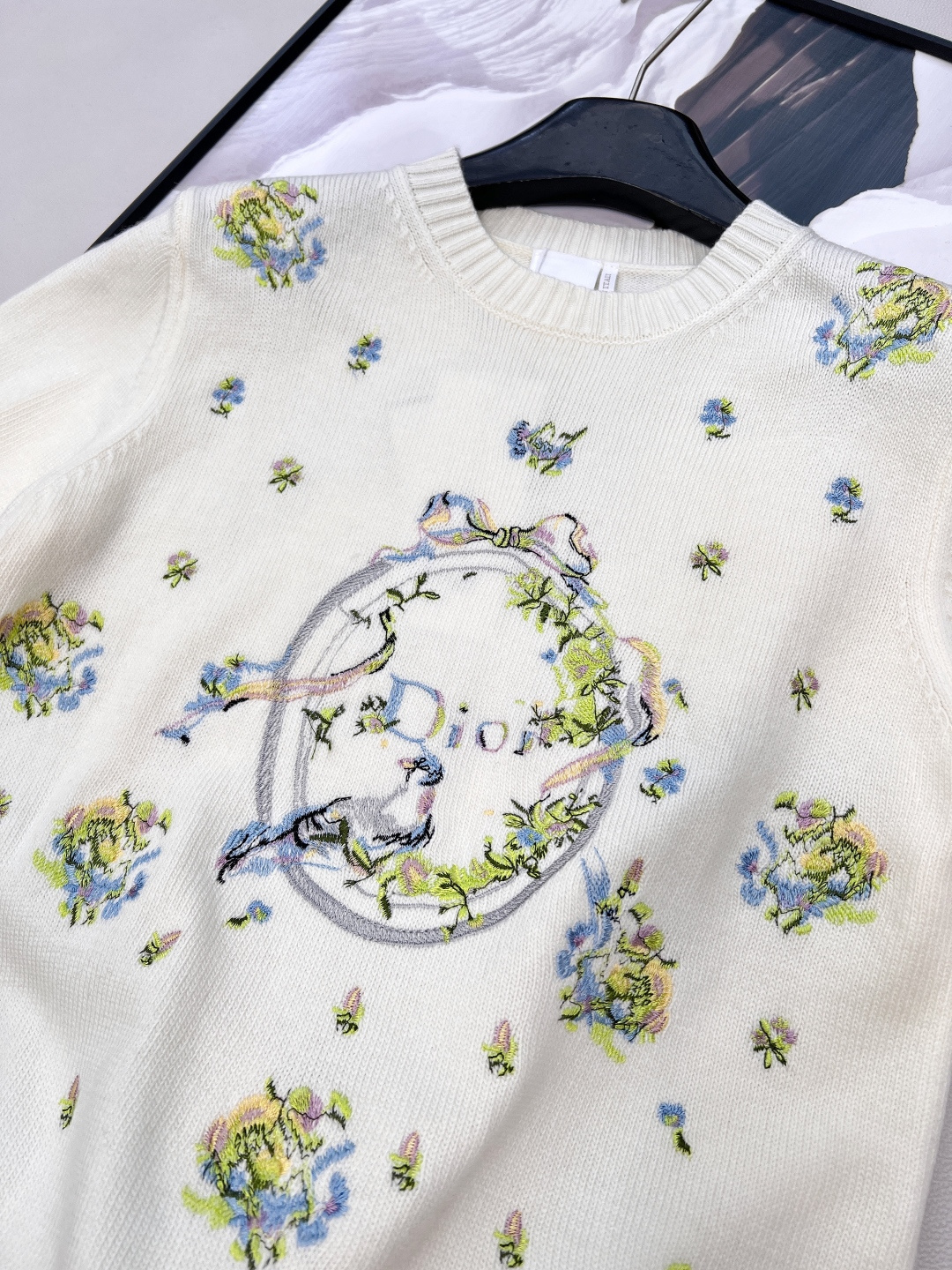 🆕Dior 2026早春限定花卉刺绣针织短袖，把春日花园搬进针织衫里，重工刺绣自带油画质感，是把优雅穿在