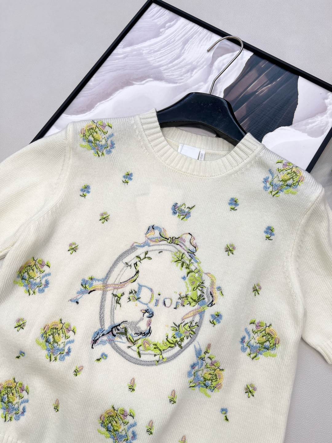 🆕Dior 2026早春限定花卉刺绣针织短袖，把春日花园搬进针织衫里，重工刺绣自带油画质感，是把优雅穿在