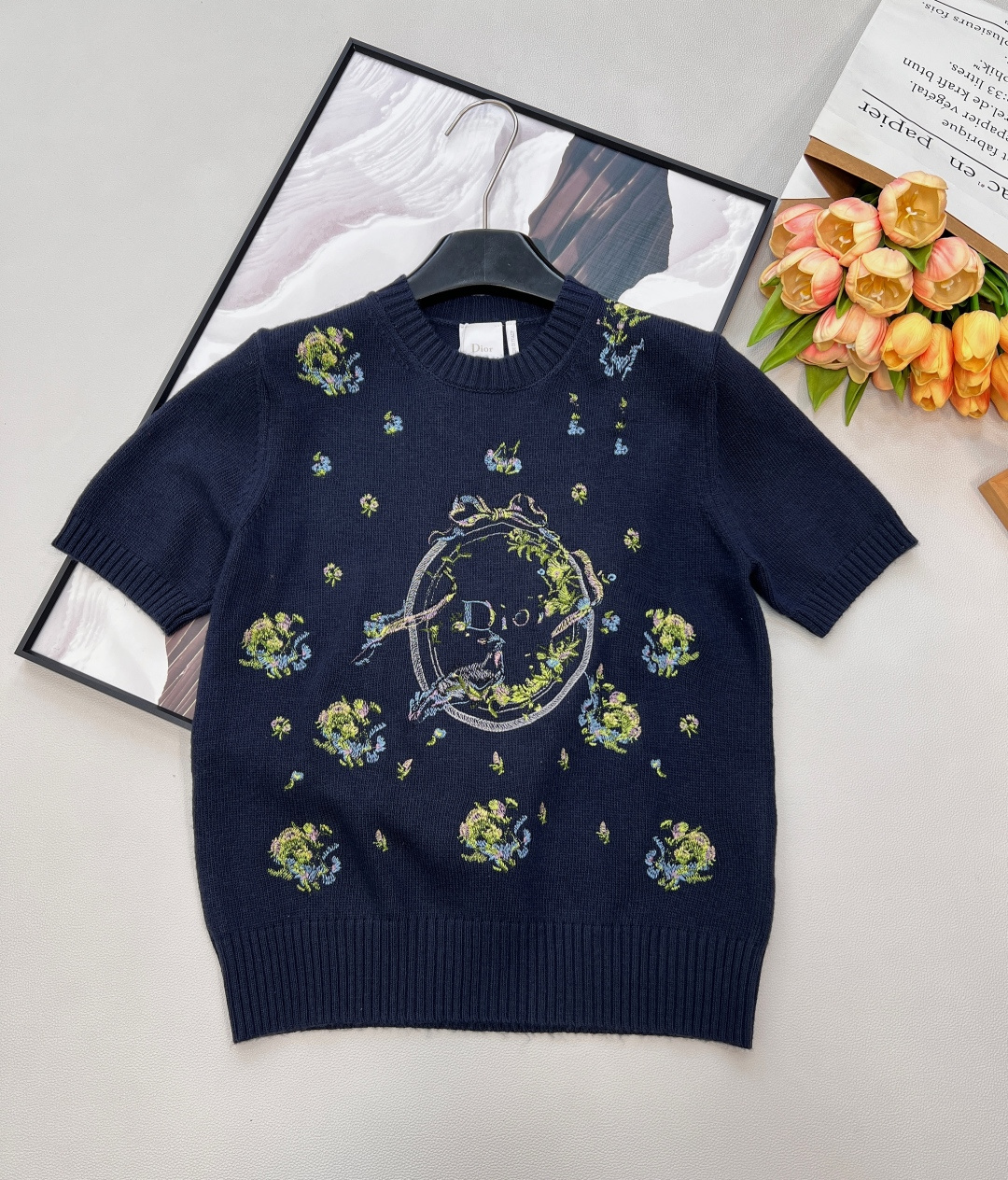 🆕Dior 2026早春限定花卉刺绣针织短袖，把春日花园搬进针织衫里，重工刺绣自带油画质感，是把优雅穿在