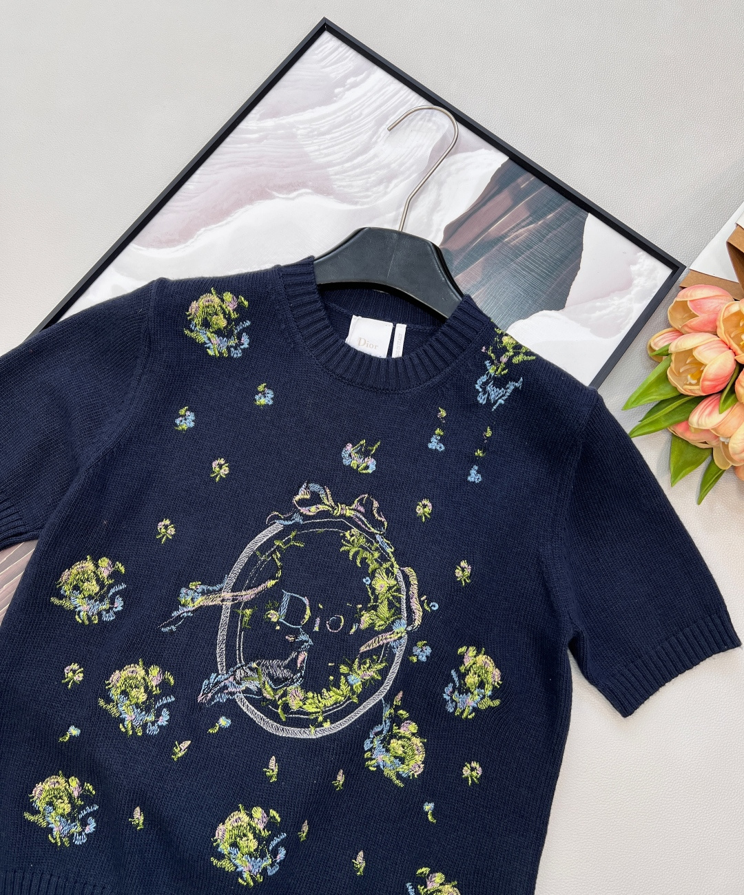 🆕Dior 2026早春限定花卉刺绣针织短袖,把春日花园搬进针织衫里,重工刺绣自带油画质感,是把优雅穿在 🆕Dior 2026早春限定花卉刺绣针织短袖,把春日花园搬进针织衫里,重工刺绣自带油画质感,是把优雅穿在