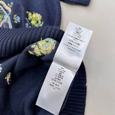 🆕Dior 2026早春限定花卉刺绣针织短袖,把春日花园搬进针织衫里,重工刺绣自带油画质感,是把优雅穿在 🆕Dior 2026早春限定花卉刺绣针织短袖,把春日花园搬进针织衫里,重工刺绣自带油画质感,是把优雅穿在