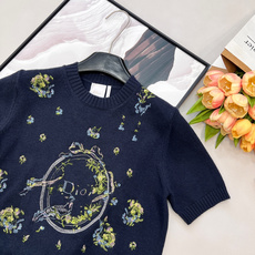 🆕Dior 2026早春限定花卉刺绣针织短袖,把春日花园搬进针织衫里,重工刺绣自带油画质感,是把优雅穿在 🆕Dior 2026早春限定花卉刺绣针织短袖,把春日花园搬进针织衫里,重工刺绣自带油画质感,是把优雅穿在