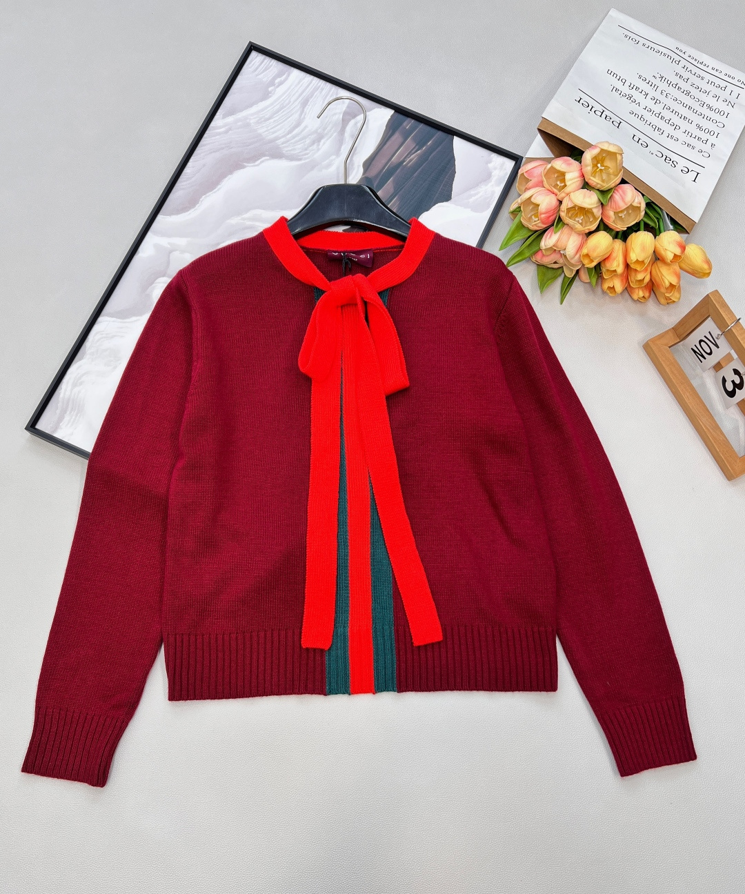 NO:735445,Gucci 2026 early spring limited edition bow knitted sweater, retro dark green meets vibrant red, blending college style playfulness and Italian elegance into one piece of clothing. It is an age-reducing and eye-catching atmospheric item for the beginning of spring - The classic three-color stripe iconic red and green contrasting striped jacquard is the Gucci gene that can be recognized at a glance, with a full retro feel and self-recognition. -  The bow tie is a detachable large bow that embellishes the neckline. It is sweet but not greasy. If you tie it up, you will look like a gentle young lady. If you untie it, you will look like a casual and cool girl. Two styles in one piece of clothing. - Retro dark green and low saturation dark green have a high-end texture. They do not pick on the skin color but also show whiteness. The yellow leather upper body directly brightens the complexion and fills the spring atmosphere. -  The soft and waxy texture of the skin-friendly knitted fabric is soft and warm. The round-neck style is suitable for layering or wearing alone in spring and summer. Pair it with jeans for a college-style girl, or with a skirt for a sophisticated lady style. It is perfect for daily commuting and dating. Complete with three standards, large quantities are shipped. Sizes sml code,,gucci,skirts,jeans,sweaters,19860909Gucci 2026早春限定 蝴蝶结针织毛衣,复古墨绿撞上活力正红,把学院风的俏皮和意式优雅揉进一件衣服里,是开春减龄又吸睛的氛围感单品 - 经典三色杠标志性红绿撞色条纹提花,是一眼识货的Gucci基因,复古感拉满,自带辨识度. - 蝴蝶结绑带可拆卸的大蝴蝶结点缀领口,甜而不腻,系上是温柔大小姐,解开是随性酷女孩,一件衣服两种风格. - 复古墨绿低饱和墨绿自带高级质感,不挑肤色还显白,黄皮上身直接提亮气色,春日氛围感拉满. - 软糯质感亲肤针织面料柔软保暖,圆领版型适配春夏季叠穿或单穿,配牛仔裤是学院风少女,搭半裙则是精致名媛风,日常通勤、约会都能完美适配.三标齐全,大货出 尺码sml 编码,,gucci,skirts,jeans,sweaters,,Women's clothing