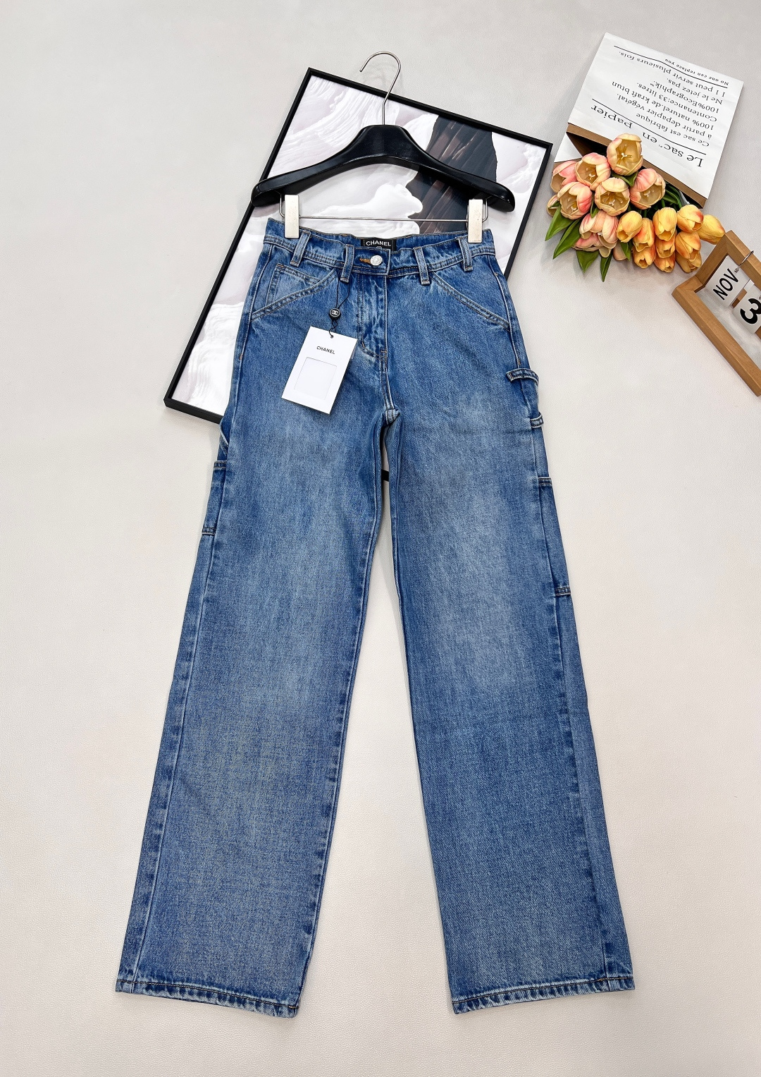 NO:735747,Chanel's new workwear jeans turn retro workwear into haute couture. When hardcore workwear meets Xiaoxiang's exquisite DNA, these jeans are the king of this year's wardrobe. The retro washed denim comes with a vintage filter, and the high-waisted straight version optimizes body proportions in one second. The iconic workwear pocket and strap design are the finishing touch of retro symbols. The metal buttons and brand logo on the waist quietly inject Xiaoxiang's unique sense of luxury.  It can be salty or sweet, suitable for commuting or street use. Whether it is paired with a tweed jacket or an oversized sweatshirt, you can easily achieve 'effortless high-end'. The high-waisted and straight version modifies the leg shape without being unsightly. The fabric is heavy washed denim, stiff and sinewy, and has a taste for time. The details are classic workwear pockets + metal buttons + exclusive hang tags, full of details. Style retro workwear × French sophistication, can be worn with many pants  New clothes for the new year, these jeans allow you to easily cope with various occasions, and your fashion level will be maximized!  Three standards are complete, large quantities are shipped, size SML code H,,chanel,versace,hoodie,sweatshirts,jeans,jackets & coats,19860909Chanel新款工装牛仔裤,把复古工装穿成高定 ,当硬核工装遇上小香的精致DNA,这条牛仔裤就是今年衣橱的王炸单品. 复古水洗丹宁自带岁月滤镜,高腰直筒版型一秒优化身材比例. 标志性的工装口袋与袢带设计,是点睛的复古符号.腰头的金属纽扣与品牌标识, 又悄悄注入了小香独有的奢华感. 可盐可甜,可通勤可街头.无论是搭粗花呢外套,还是配oversize卫衣, 都能轻松拿捏“毫不费力的高级”. 版型高腰直筒,修饰腿型不挑人 面料重磅水洗丹宁,挺括有筋骨,越穿越有味道 细节经典工装口袋+金属纽扣+专属吊牌,细节拉满 风格复古工装 × 法式精致,一裤多搭 新年换新衣,这条牛仔裤让你轻松应对各种场合,时髦度直接拉满！三标齐全,大货出 尺码sml 编码H,,chanel,versace,hoodie,sweatshirts,jeans,jackets & coats,,Women's clothing