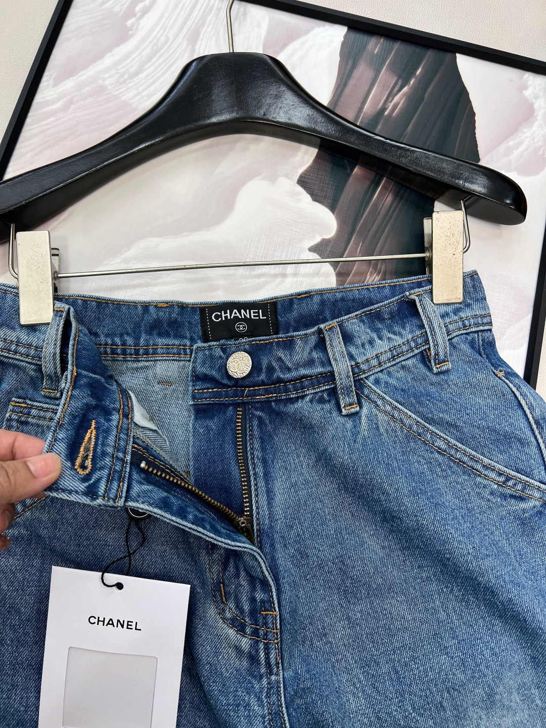 🆕Chanel新款工装牛仔裤，把复古工装穿成高定 ，当硬核工装遇上小香的精致DNA，这条牛仔裤就是今年衣