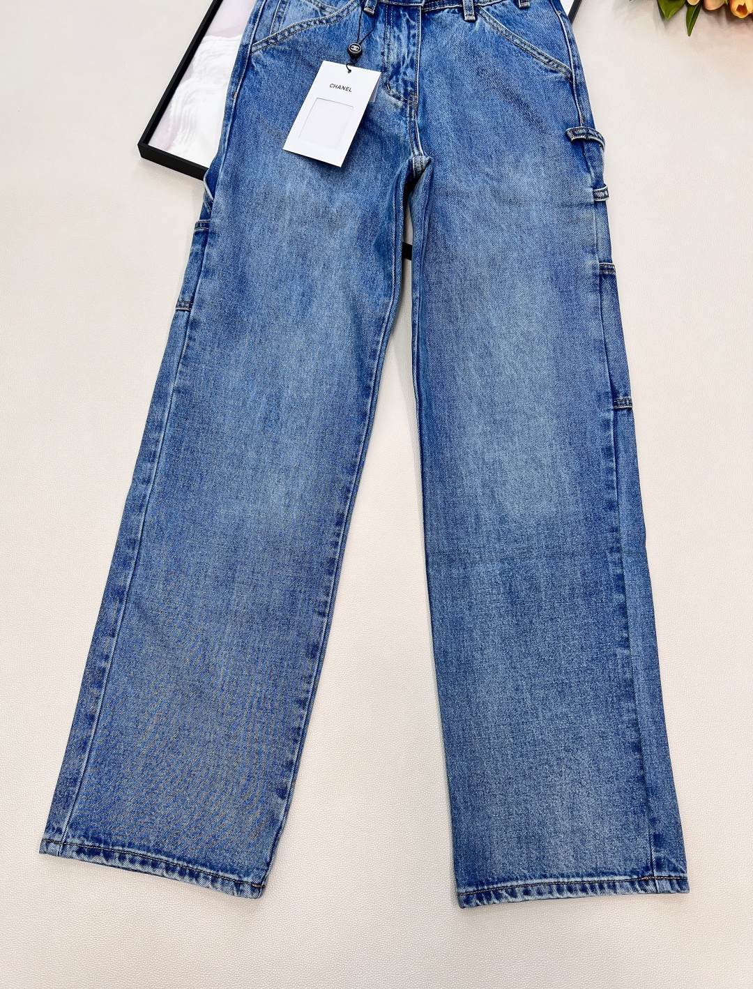 🆕Chanel新款工装牛仔裤，把复古工装穿成高定 ，当硬核工装遇上小香的精致DNA，这条牛仔裤就是今年衣