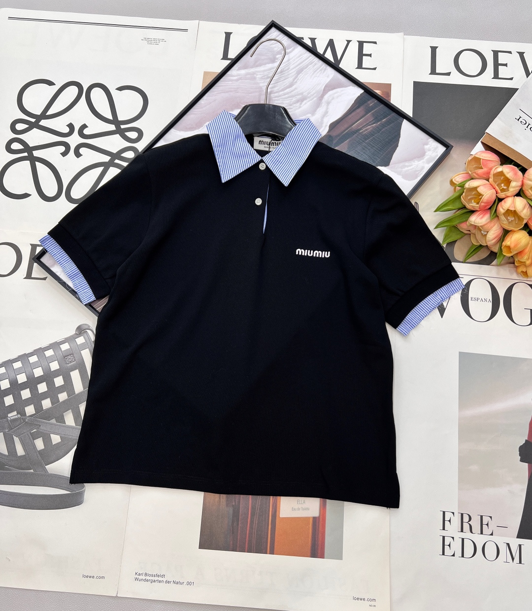 NO:737593,MIUMIU pinstripe splicing lapel fake two-piece short-sleeved polo shirt. Miu-style college style series. College-style Polo version. Contrasting color embroidery thread on the chest to create three-dimensional logo embroidery. Small loose version to hide the flesh and make you look slimmer. Hand-cut fringe at the cuff splicing, with in-depth details. The fabric is made of piqué cotton, breathable and comfortable, suitable for summer wear. Wear alone and layered without stress~  The short-sleeved Polo shirt combines tennis style and college style elements. The lines are simple and neat, with pique fabric details, and the contrasting color combination interprets the classic shape, highlighting the contemporary and versatile charm. The cuffs and collar are designed with fake two-piece designs to add a sense of design to the ID clothes!  Can be paired with a skirt!  Age-reducing college style, complete three standards, large shipments, size SML code, miumiu, skirts, T-shirt,19860909MIUMIU 细条纹拼接翻领假两件短袖polo衫 miu里miu气的学院风系列 学院风Polo版型 胸口对比色绣线打造立体logo刺绣 小宽松版型藏肉显瘦 袖口拼接处纯手工剪裁毛须边,细节到位 面料珠地棉材质,透气舒适,适合夏天穿着. 单穿叠穿无压力~ 短袖Polo衫集网球风格与学院风元素于一体.线条简约利落,加入珠地布细节,以反差配色诠释经典造型,彰显当代百搭魅力,袖口和领口做了假两件设计为证件衣服增添了设计感！可搭配半裙！减龄学院风 三标齐全,大货出 尺码sml 编码,,miumiu,skirts,T-shirt,,Women's clothing
