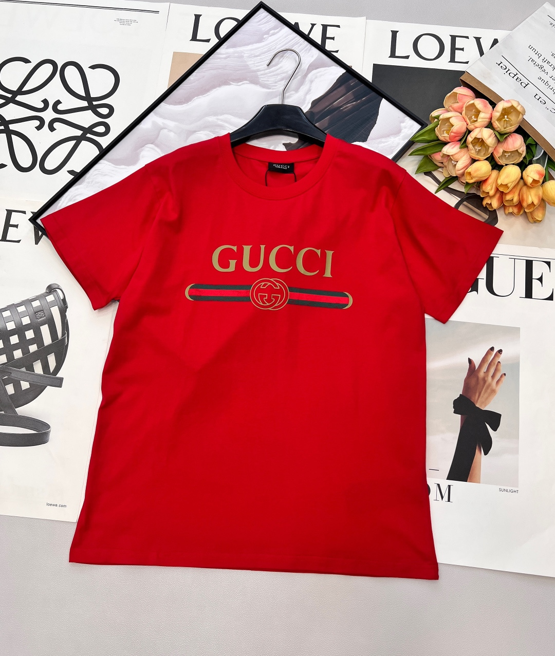 NO:737590,GUCCI timeless classic distressed belt short-sleeved T-shirt!  It goes without saying that this classic can be worn by both men and women. Almost everyone has one, and it can be worn as a T-shirt underneath any jacket!  It is made of 300g double-ply combed cotton fabric. The upper body should be loose and loose to look good. It is the same style for men and women ~ very slim and handsome!  An eternal classic, this T-shirt is the most practical to wear!  Completely close your eyes and enter... Tee is both comfortable and minimalist and fresh!  One piece goes with everything, a simple and versatile item, the upper body effect is fashionable and Western-style, versatile and easy to match!  The fabric is soft and delicate, comfortable to wear!  Complete three standards, two colors, size sml code, gucci, jackets & coats, T-shirt, tees, t-shirt,19860909GUCCI 永恒经典做旧腰带短袖T恤！ 男女都可穿这款经典的火爆程度不需要多说 几乎人手一件,可以作为任何外套的内搭T恤打底穿！ 采用300g双股精梳棉面料 上身就是要宽宽松松的才好看 男女同款～非常显瘦帅气！永远的经典这种T恤最实穿了！完全闭眼入.. Tee 是件既舒服又极简清新！一件搭所有,简约百搭单品,上身效果时髦洋气 百搭不挑人！面料柔软细腻 穿上敲舒服！三标齐全,两色出 尺码sml 编码,,gucci,jackets & coats,T-shirt,tees，t-shirt,,Women's clothing