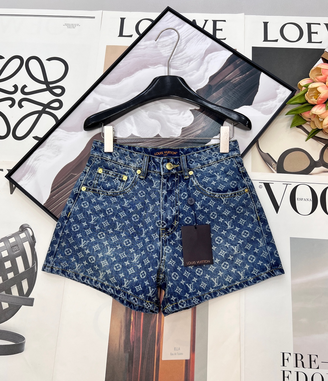 NO:737584,LOUIS VUITTON all-over logo jacquard denim shorts, customized yb imported twill cotton jacquard denim material, fine texture, multiple washing treatments, enzyme-washed personalized color, showing old retro light blue, full texture, decorated with presbyopia pattern as a whole, simple and advanced, high-waisted A-line version, not picky. Anyone can control the classic high-waisted small hot pants version, versatile and not picky, the upper body is huge and slimming, three standards are complete, big goods!  size sml code,,louis vuitton,shorts,19860909LOUIS VUITTON 满幅logo提花牛仔短裤,定制yb进口斜纹棉提花牛仔材质 纹理细腻 多重水洗处理 酵洗个性色调 呈现做旧复古浅蓝 质感十足 整体饰以老花图案装饰 简约高级 高腰A字版型 不挑人穿 任何人都可以驾驭经典高腰小热裤版型百搭不挑人上身巨显瘦,三标齐全,大货出！ 尺码sml 编码,,louis vuitton,shorts,,Women's clothing