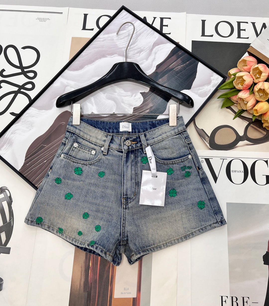 NO:737575,Dior's new Spring Lucky Charm｜Embroidered four-leaf clover into jeans, these spring limited denim shorts use light blue stonewash texture to bring out the freshness of the Seine River. The three-dimensional embroidery of light green four-leaf clover is like a sprout breaking through the ground, injecting vitality into the retro denim. The lucky charm is designed with light blue stonewashed denim × light green four-leaf clover embroidery, and comes with a spring filter. It is elegant and does not conflict with the style!  The god-level version has a high waist and golden section, stretches the legs vertically, and makes a pear-shaped figure close the eyes, covering the hips to make you look slimmer. Luxurious details, high-count soft and stiff denim, breathable and not sweaty; exclusive brand hardware + three-dimensional embroidery, full of texture. The perfect pants for spring!  Wear it with a shirt for commuting, or with knitted clothes for outings. This one piece can unlock N kinds of luxurious and relaxed styles, and it’s easy to use!  All three standards are complete, and the goods will be shipped in large quantities!  Size sml code,,dior,shorts,shirts,gold,19860909Dior新款春日幸符｜把四叶草绣进牛仔里,这条春日限定牛仔短裤,以浅蓝石洗肌理晕染出塞纳河畔的清新,嫩绿四叶草立体刺绣如破土新芽,为复古丹宁注入盎然生机. 幸运符设计浅蓝石洗丹宁×嫩绿四叶草刺绣,自带春日滤镜,显贵不撞款！ 神级版型高腰黄金分割,纵向拉伸腿长,梨形身材闭眼入,遮胯显瘦一绝. 奢品细节高支软挺牛仔,透气不闷汗；品牌专属五金+立体刺绣,质感拉满. 春日刚需神裤！通勤搭衬衫、踏青配针织,一条解锁N种轻奢松弛感造型,手慢无！三标齐全,大货出！ 尺码sml 编码,,dior,shorts,shirts,gold,,Women's clothing