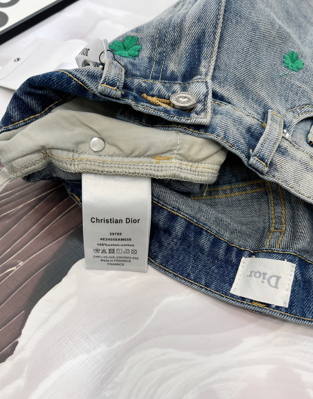 🆕Dior新款春日幸符｜把四叶草绣进牛仔里，这条春日限定牛仔短裤，以浅蓝石洗肌理晕染出塞纳河畔的清新，嫩