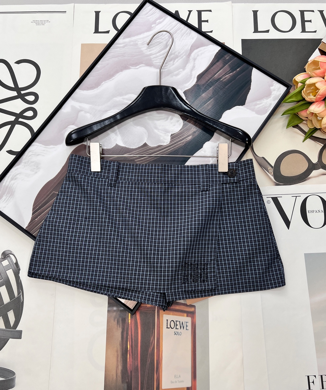 NO:737592,MiuMiu's new 2026 early spring low-waist plaid culottes unlock the new cool college style. The finishing touch of the early spring series is hidden in these skirt shorts. The classic dark plaid reproduces the retro charm, and the low-waist tailoring accurately captures the 2026 early spring fashion trend, perfectly integrating the agility of a girl with the modern laziness.  High-quality fabrics are selected, taking into account the crisp silhouette and skin-friendly touch, saying goodbye to the restrictive feeling of traditional shorts. The innovative skirt tailoring is an ingenious idea that takes into account both beauty and practicality. The outer skirt line is elegant and slimming, while the inner shorts style completely solves the concern of exposure, making it perfect for daily commuting, girlfriend gatherings or shopping.  Brand activities can be easily controlled. There is no need for complicated matching. Pair it with a plaid jacket from the same series to create a complete look, or simply pair it with a simple shirt and a soft knitted top. You can easily unlock a high-end outfit that is both elegant and casual, becoming a must-have for the early spring wardrobe of fashionistas. Complete with three standards, large quantities!  Size sml code,,miumiu,skirts,shorts,jackets & coats,shirts,19860909MiuMiu 2026早春新款低腰格纹裙裤,解锁甜酷学院新风尚,早春系列的点睛之笔,藏在这条裙式短裤里.经典深色格纹复刻复古韵味,低腰剪裁精准拿捏2026早春流行趋势,将少女的灵动与摩登的慵懒完美融合. 甄选高品质面料,兼顾挺括廓形与亲肤触感,告别传统短裤的束缚感.创新的裙式剪裁是兼顾美观与实用的巧思,外层的裙摆线条优雅显瘦,内里的短裤版型则彻底解决走光顾虑,日常通勤、闺蜜聚会或品牌活动都能从容驾驭.无需复杂搭配,搭配同系列格纹夹克打造成套造型,或单配简约衬衫、软糯针织上衣,便能轻松解锁兼具优雅与休闲的高阶穿搭,成为时尚精们的早春衣橱必备.三标齐全,大货出！ 尺码sml 编码,,miumiu,skirts,shorts,jackets & coats,shirts,,Women's clothing