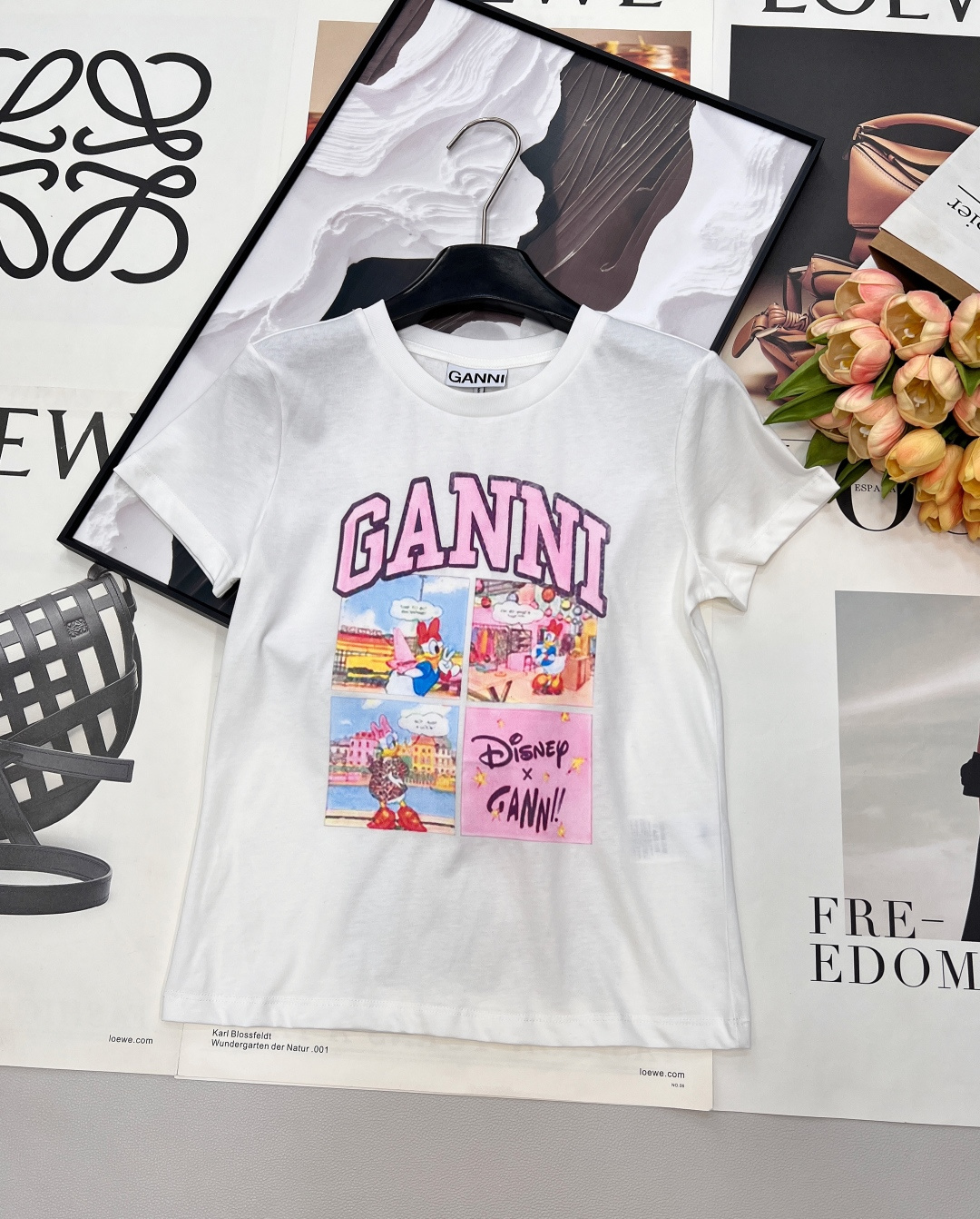 NO:738009,GANNI  Wear alone to reduce age, wear layered to enhance the level, suitable for commuting, traveling, dating and other diverse scenarios. - Collection value GANNI and Disney are jointly branded, a must-have for Disney fans and fashionistas, and the two-color option is more meaningful for collection. Complete with three standards, two colors are available!  Size sml code,,tees,t-shirt,19860909GANNI × Disney 新款黛丝鸭联名限定T恤｜把童话穿进日常 - 设计亮点奶白修身版型,四格黛丝鸭漫画印花复刻经典,粉色“GANNI”字母撞色吸睛,辨识度拉满. - 材质体验优质纯棉,透气亲肤不闷汗,四季可穿,舒适与质感并存. - 穿搭场景单穿元气减龄,内搭叠穿提升层次,适配通勤、出游、约会等多元场景. - 收藏价值GANNI与迪士尼重磅联名,迪士尼粉丝与时尚达人必入藏品,双色可选更具收藏意义.三标齐全,两色出！ 尺码sml 编码,,tees，t-shirt,,Women's clothing