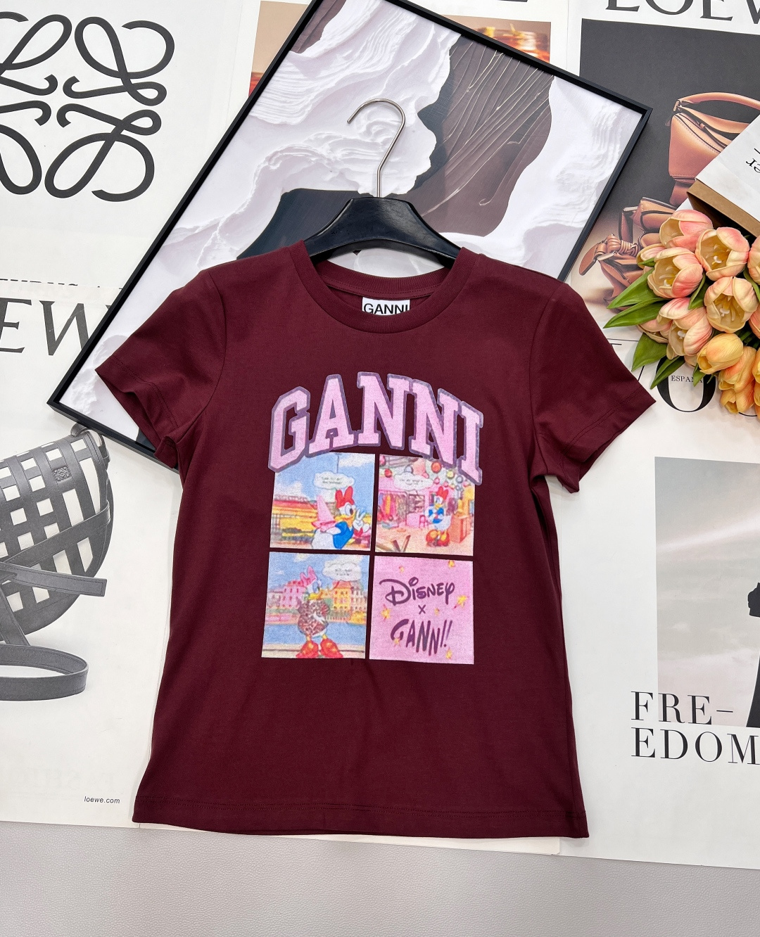 NO:738005,GANNI  Wear alone to reduce age, wear layered to enhance the level, suitable for commuting, traveling, dating and other diverse scenarios. - Collection value GANNI and Disney are jointly branded, a must-have for Disney fans and fashionistas, and the two-color option is more meaningful for collection. Complete with three standards, two colors are available!  Size sml code G,,tees,t-shirt,19860909GANNI × Disney 新款黛丝鸭联名限定T恤｜把童话穿进日常 - 设计亮点奶白修身版型,四格黛丝鸭漫画印花复刻经典,粉色“GANNI”字母撞色吸睛,辨识度拉满. - 材质体验优质纯棉,透气亲肤不闷汗,四季可穿,舒适与质感并存. - 穿搭场景单穿元气减龄,内搭叠穿提升层次,适配通勤、出游、约会等多元场景. - 收藏价值GANNI与迪士尼重磅联名,迪士尼粉丝与时尚达人必入藏品,双色可选更具收藏意义.三标齐全,两色出！ 尺码sml 编码G,,tees，t-shirt,,Women's clothing