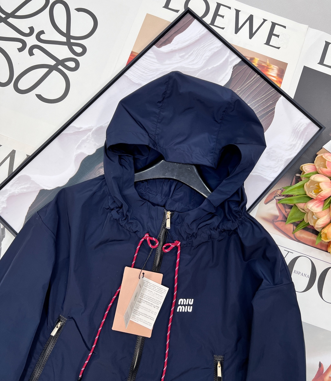 🆕MIU MIU 薄款尼龙字母防晒休闲外套原版定制面料轻盈舒适透气质感超赞 经典连帽百搭版型减龄少女风 