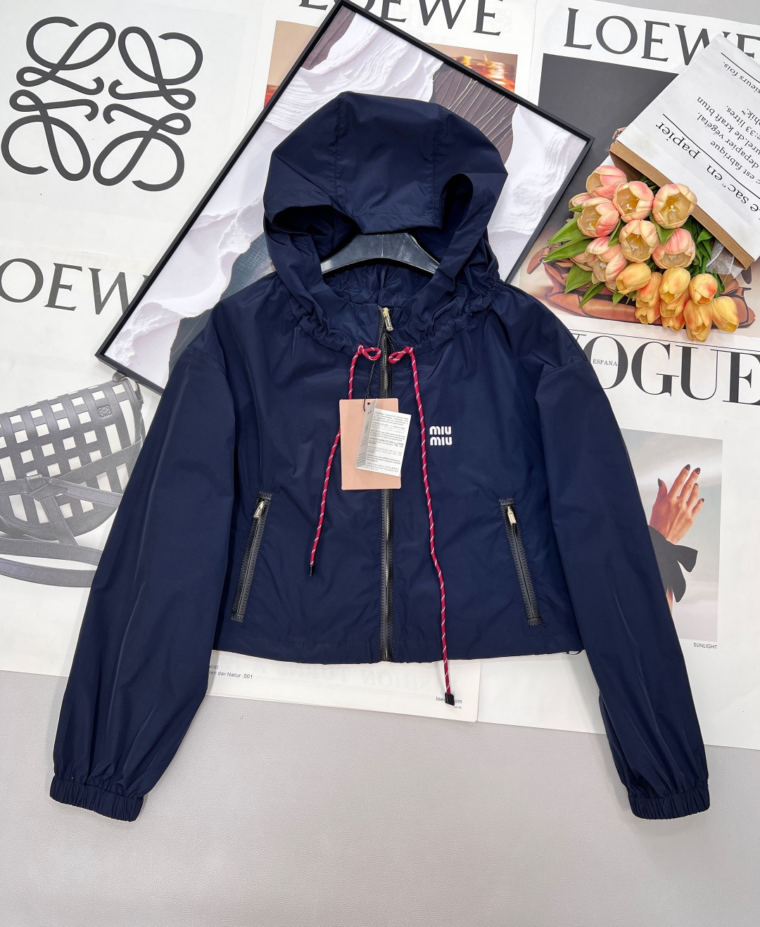 NO:738001,MIU MIU thin nylon monogram sun protection casual jacket. The original customized fabric is light, comfortable, breathable and has a great texture. The classic hooded and versatile version has an age-reducing girlish style. It is fashionable and handsome with a leather lip red webbing, which is sweet and salty!  It’s versatile and doesn’t pick anyone, so don’t miss it if you have a beautiful upper body!  Summer wear is casual and lazy, the retro color design is simple and unique, and it is very wearable!  Super popular style. It is ok to match the same style of skirt, shorts or long skirt. It has a girly look full of vitality. It can be sweet or salty. It can be worn in complete sets to reduce age. The high-end fashion series is released, shorts, skirts and jacket series are released!  Three standards are complete, three colors are outstanding!  Size sml code M,,miumiu,skirts,shorts,jackets & coats,hats,19860909MIU MIU 薄款尼龙字母防晒休闲外套 原版定制面料轻盈舒适透气质感超赞 经典连帽百搭版型减龄少女风 搭配皮口红色织带时髦帅气可甜可盐！百搭不挑人上身美的不要不要的！ 夏日穿搭随性慵懒感 复古配色设计风格简约独特 实穿性很好！ 超级爆款 搭配同款半裙 短裤 长款半裙都ok 元气满满的少女感 可甜可盐 成套出街洋气减龄 高级时髦系列出,短裤,半裙,外套系列出！三标齐全,三色出！ 尺码sml 编码M,,miumiu,skirts,shorts,jackets & coats,hats,,Women's clothing