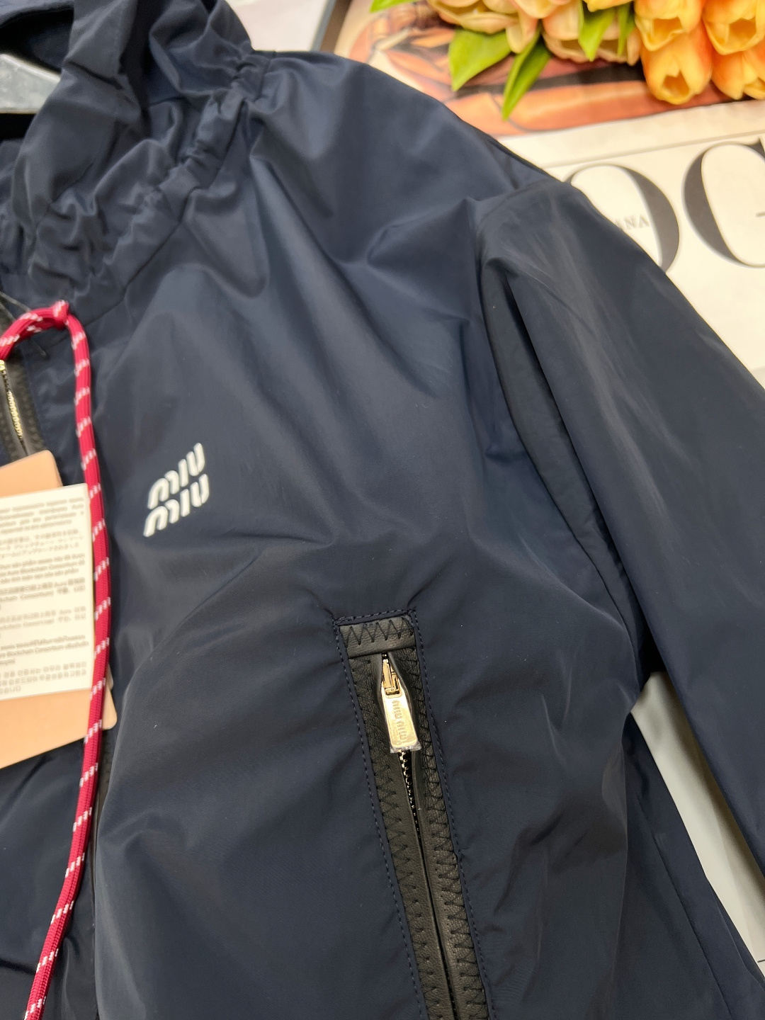 🆕MIU MIU 薄款尼龙字母防晒休闲外套原版定制面料轻盈舒适透气质感超赞 经典连帽百搭版型减龄少女风 