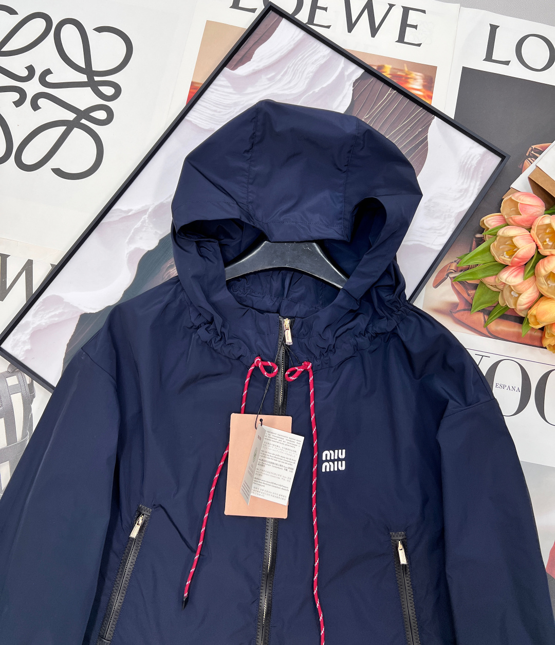 🆕MIU MIU 薄款尼龙字母防晒休闲外套原版定制面料轻盈舒适透气质感超赞 经典连帽百搭版型减龄少女风 