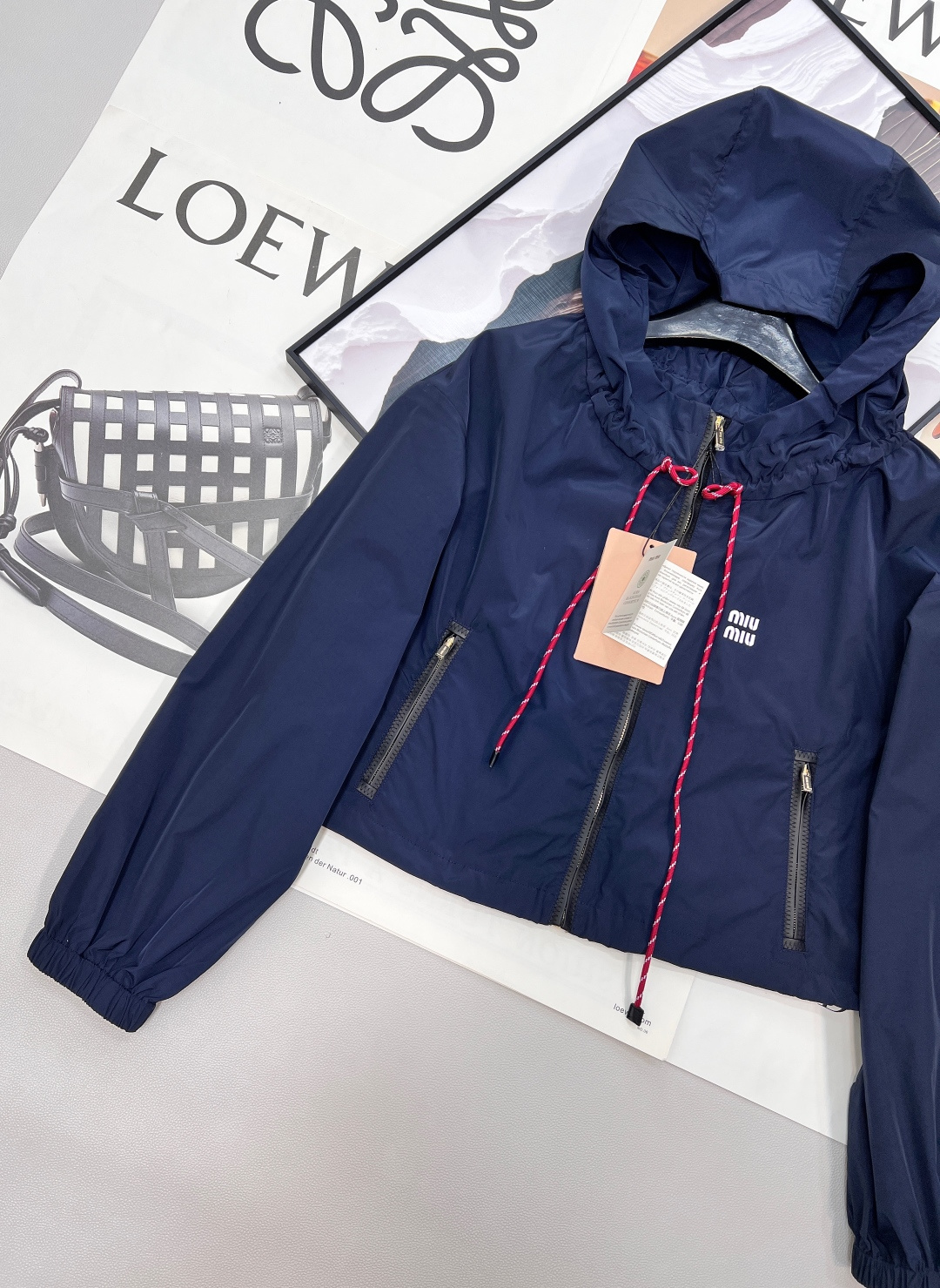 🆕MIU MIU 薄款尼龙字母防晒休闲外套原版定制面料轻盈舒适透气质感超赞 经典连帽百搭版型减龄少女风 