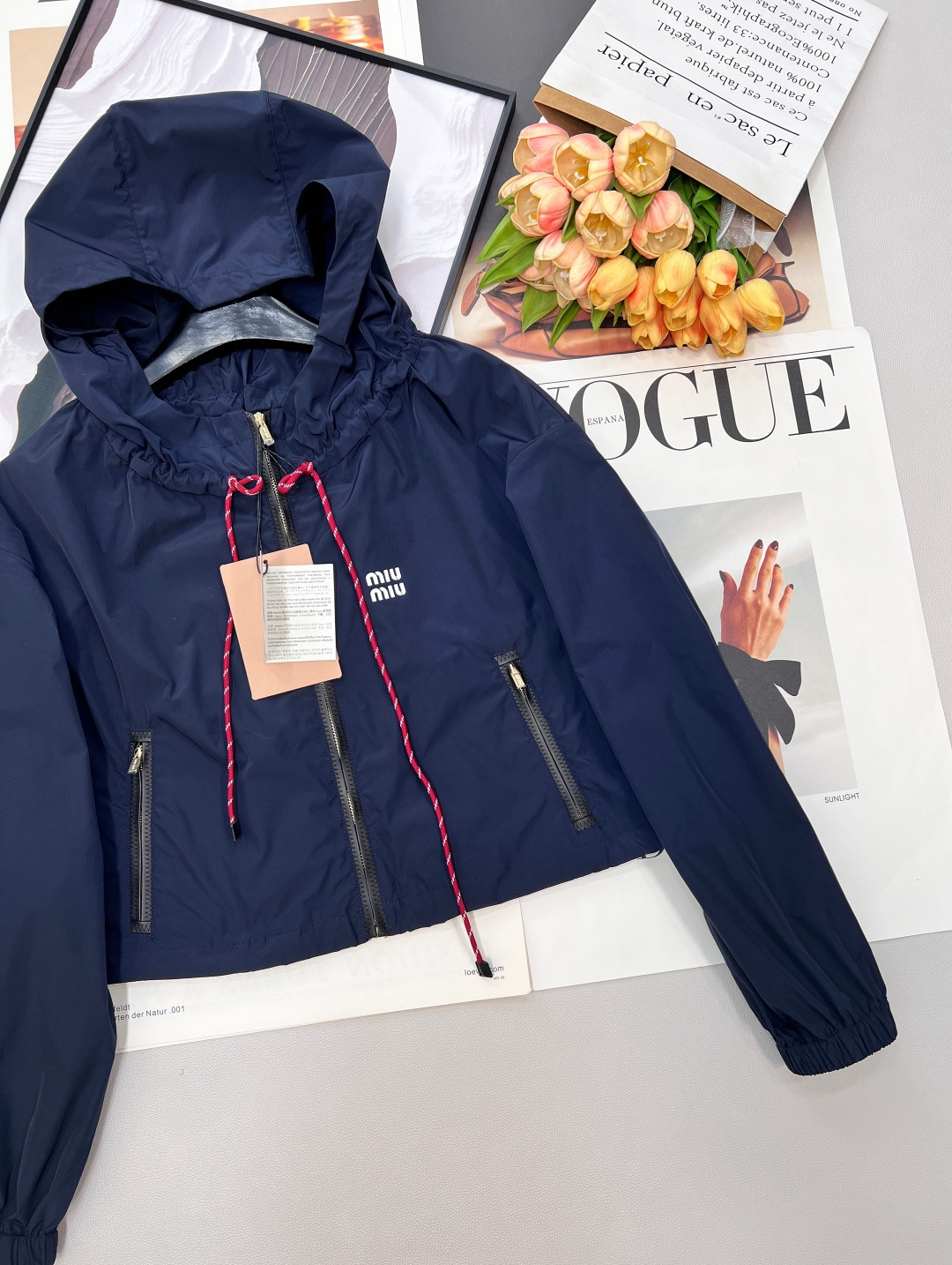 🆕MIU MIU 薄款尼龙字母防晒休闲外套原版定制面料轻盈舒适透气质感超赞 经典连帽百搭版型减龄少女风 