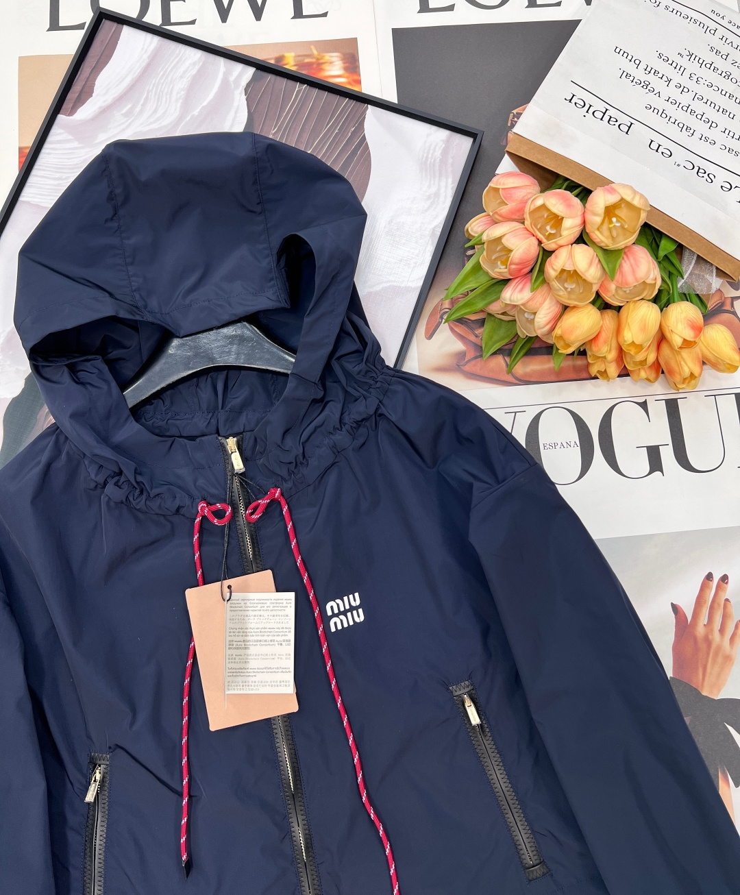 🆕MIU MIU 薄款尼龙字母防晒休闲外套原版定制面料轻盈舒适透气质感超赞 经典连帽百搭版型减龄少女风 